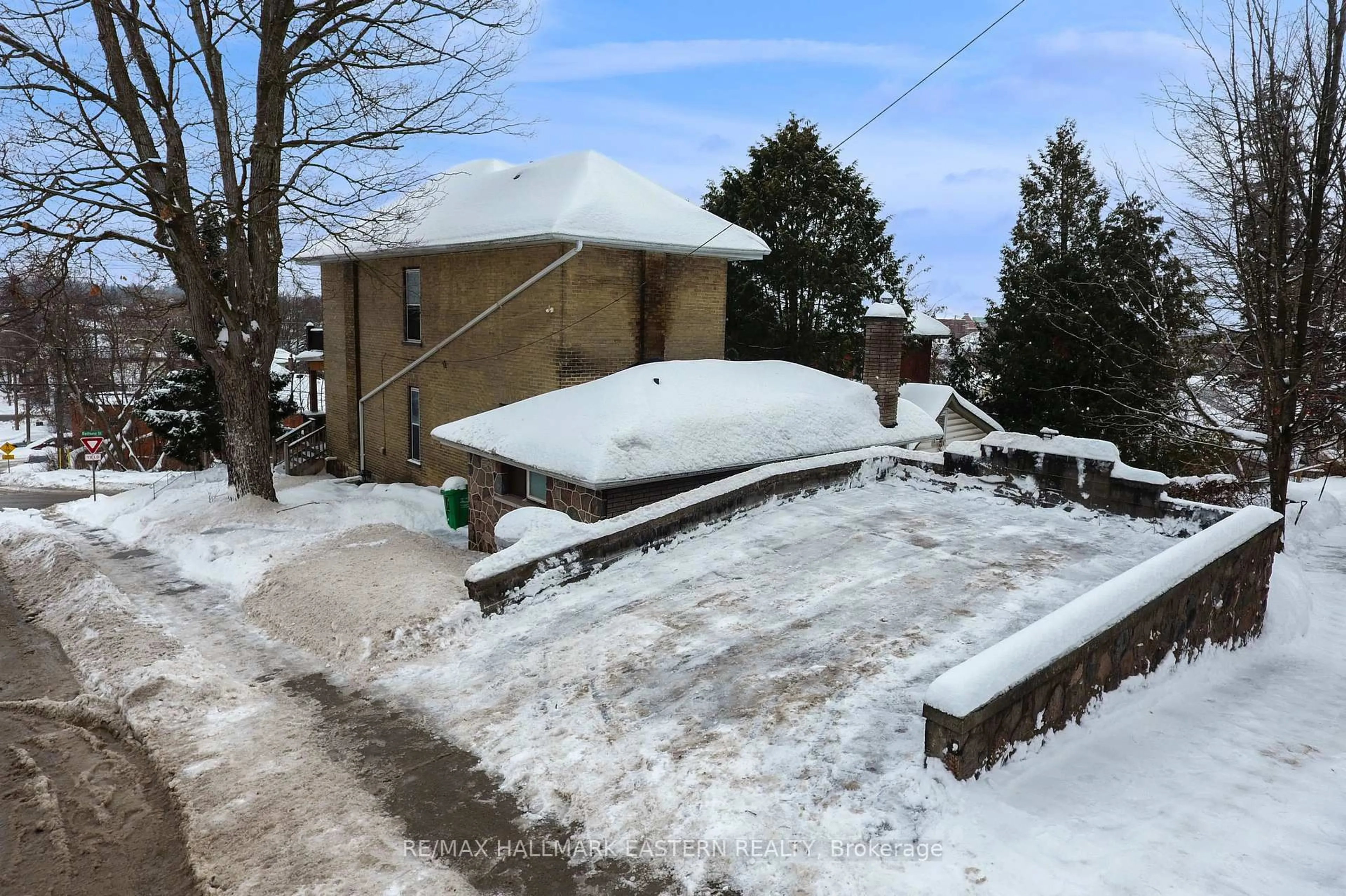 A pic from outside/outdoor area/front of a property/back of a property/a pic from drone, street for 597 Bethune St, Peterborough Ontario K9H 3Z7