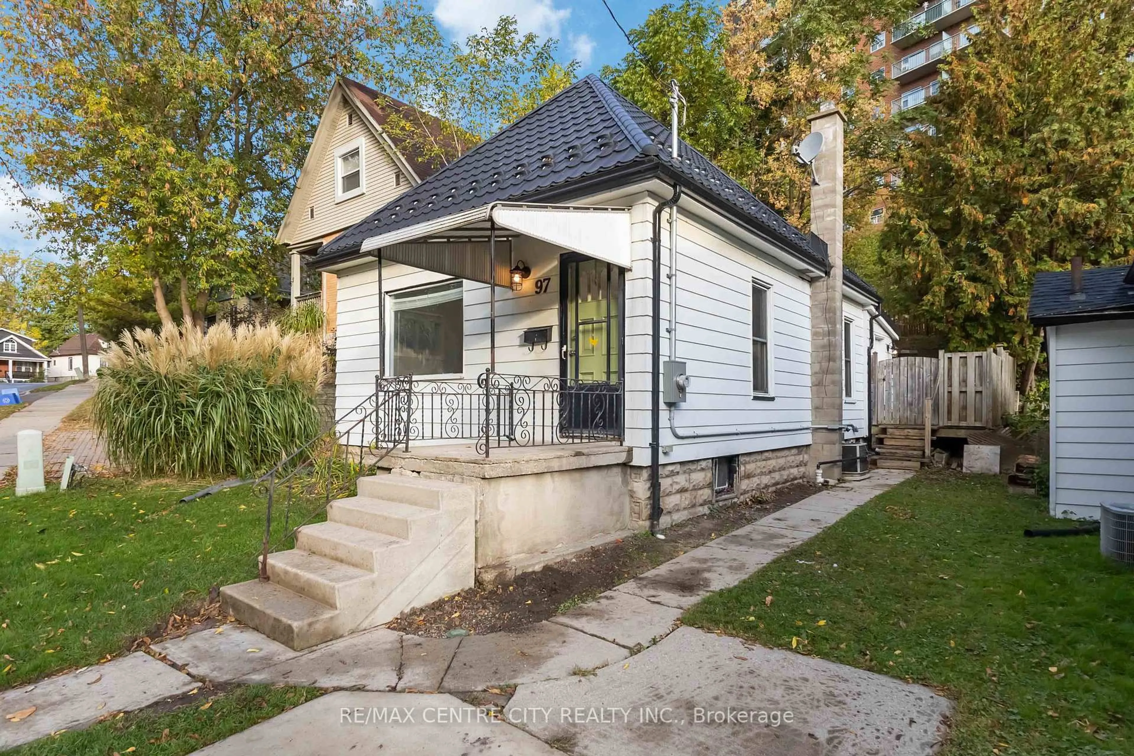 Home with vinyl exterior material, street for 97 Walnut St, London North Ontario N6H 1C3
