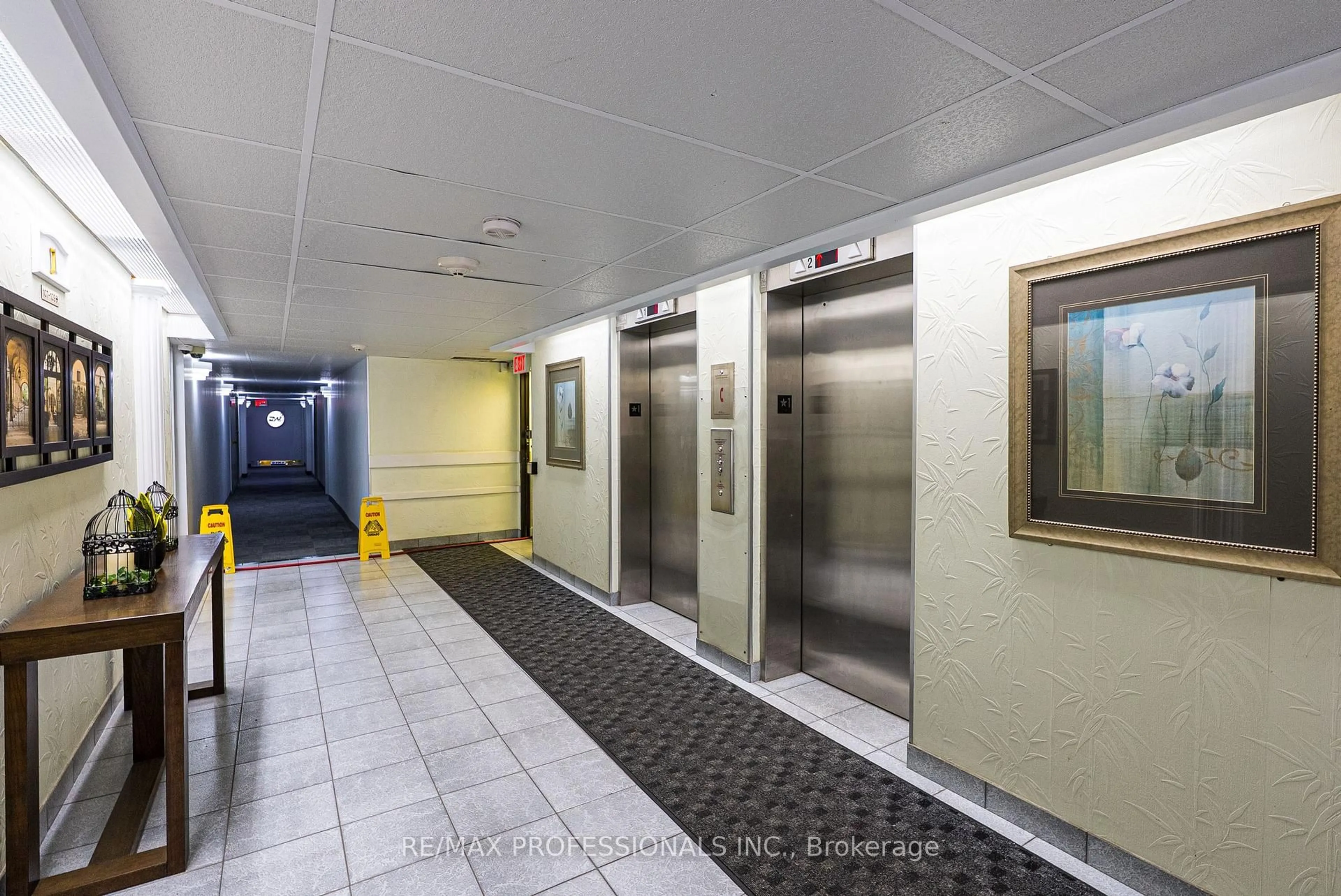 Indoor foyer for 9 Bonheur Crt #905, Brantford Ontario N3P 1Z5