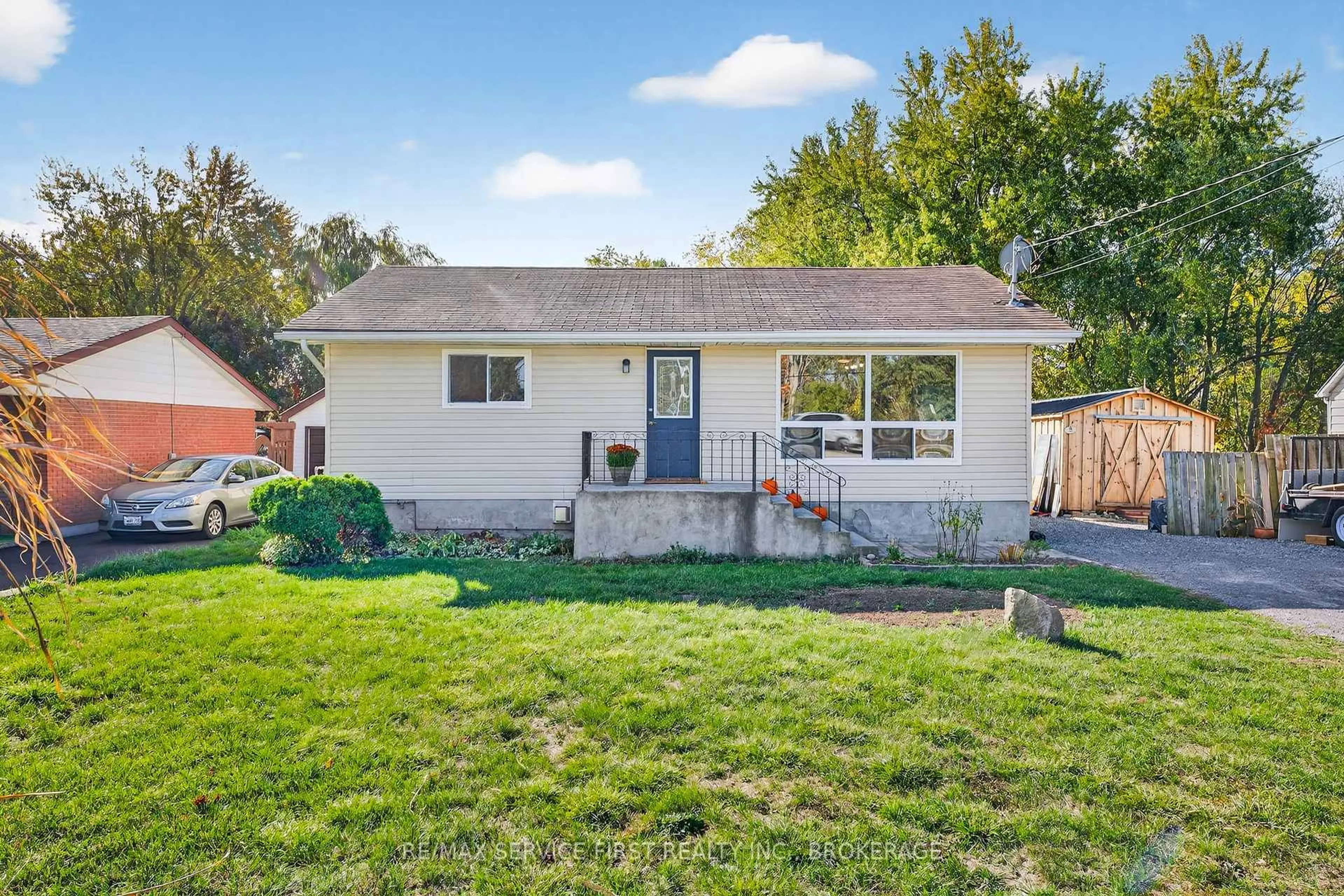 Home with vinyl exterior material, street for 3007 Princess St, Kingston Ontario K7L 4V2