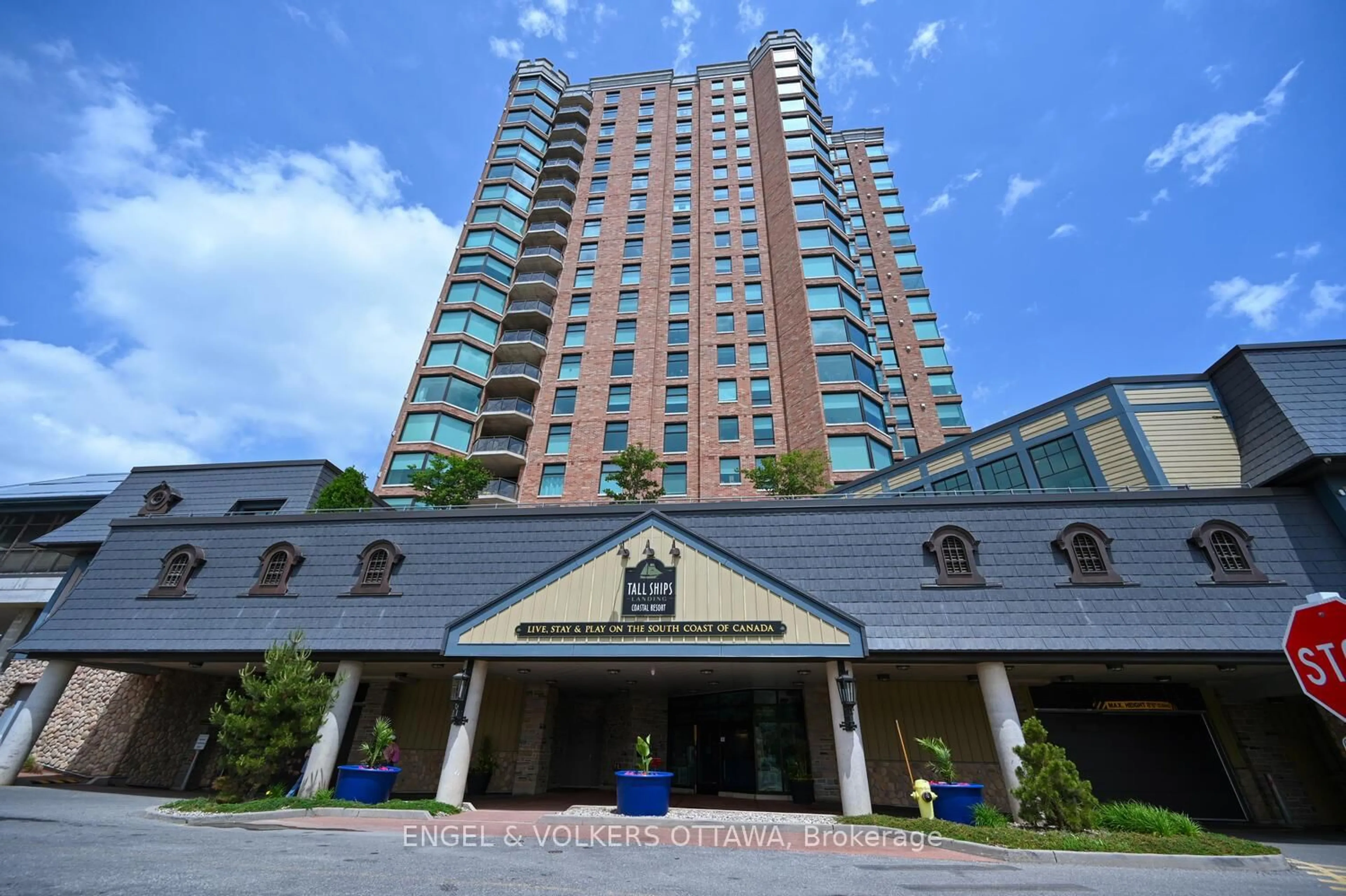 Indoor foyer for 15 St Andrew St #904, Brockville Ontario K6V 0B8