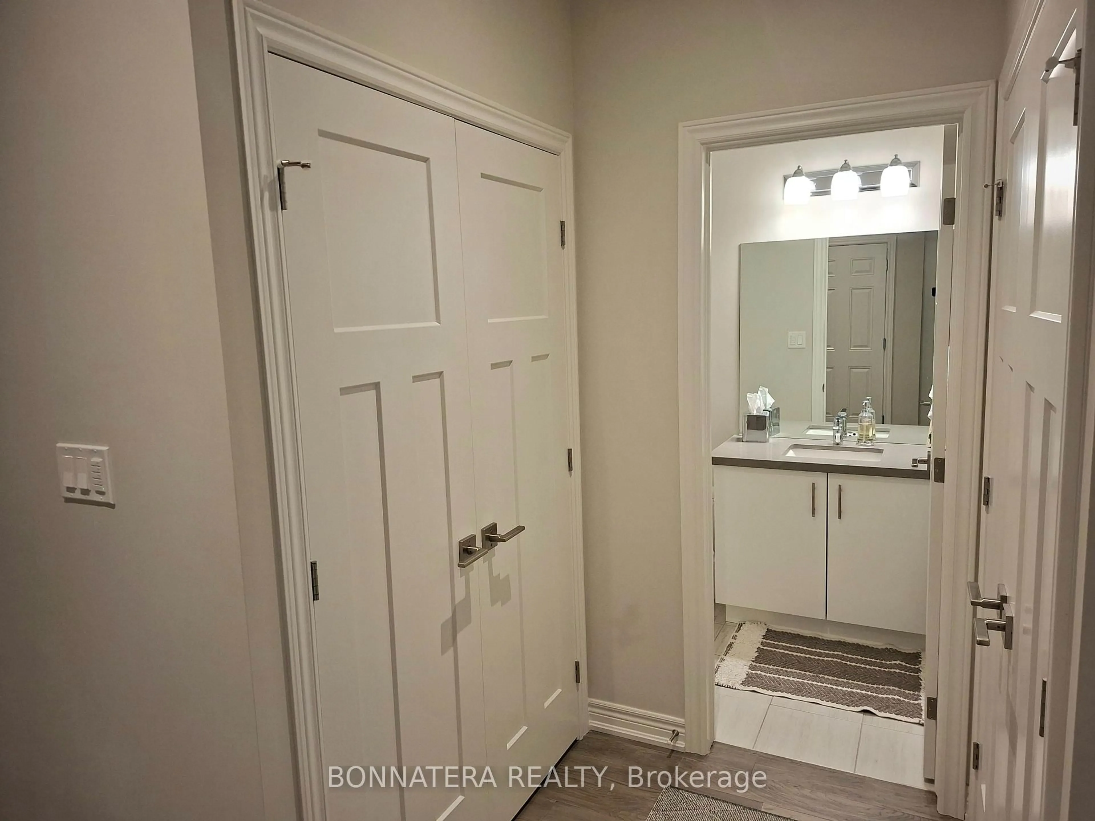 Indoor entryway for 5 McClay Ave, Grimsby Ontario L3M 0H7