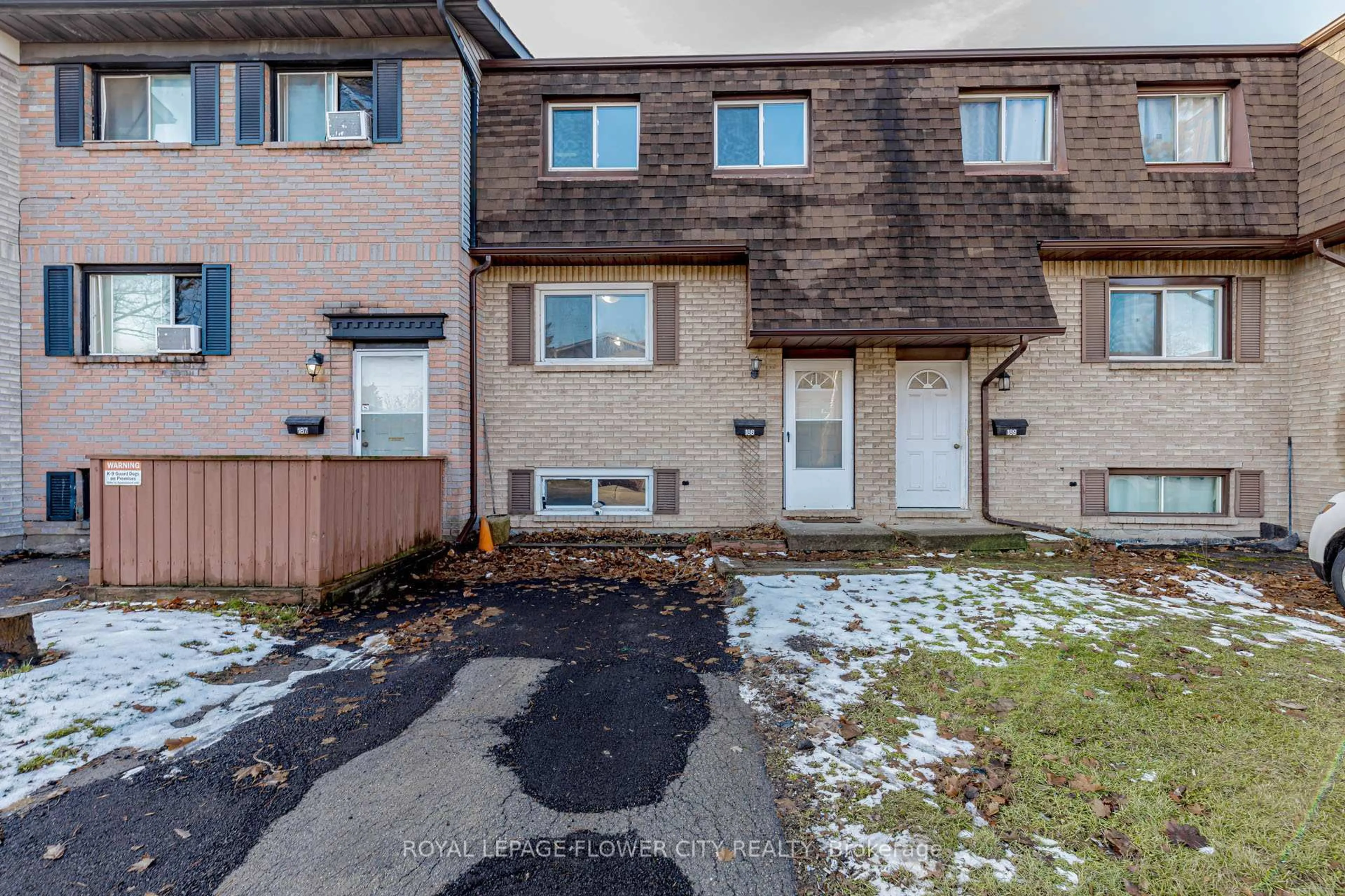 A pic from outside/outdoor area/front of a property/back of a property/a pic from drone, street for 195 Denistoun St #188, Welland Ontario L3C 6P1