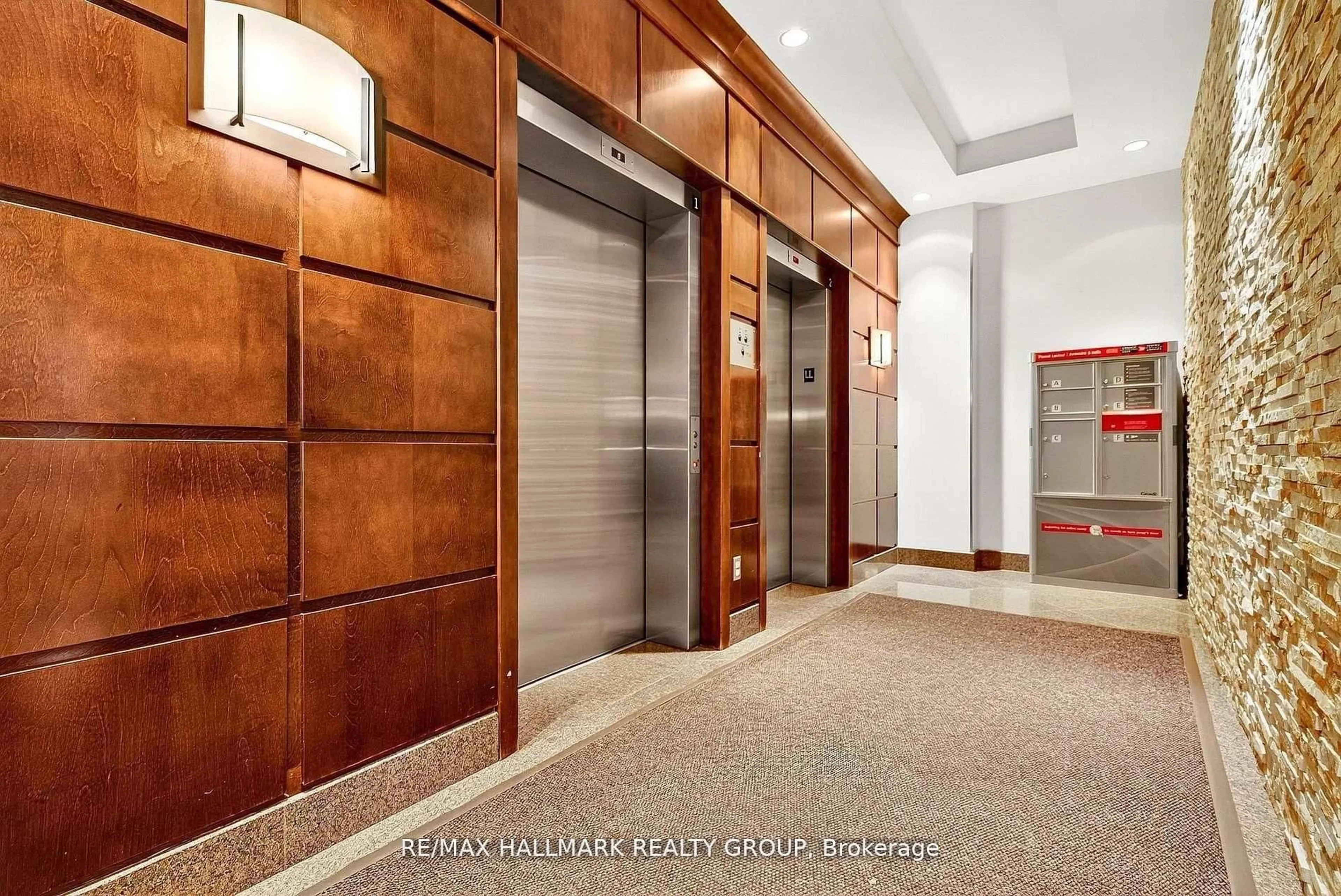 Indoor foyer for 200 Besserer St #1206, Ottawa Ontario K1N 0A7