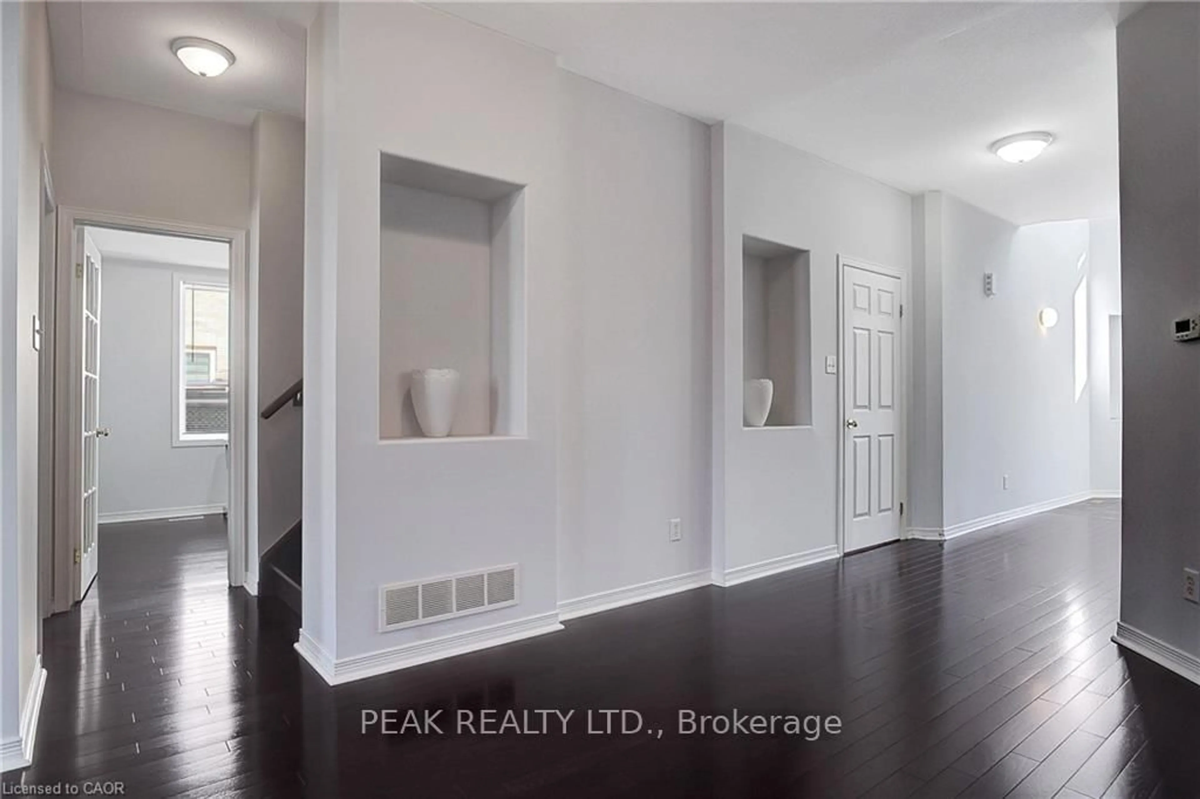 Indoor entryway for 320 Robert Ferrie Dr, Kitchener Ontario N2P 2Y7