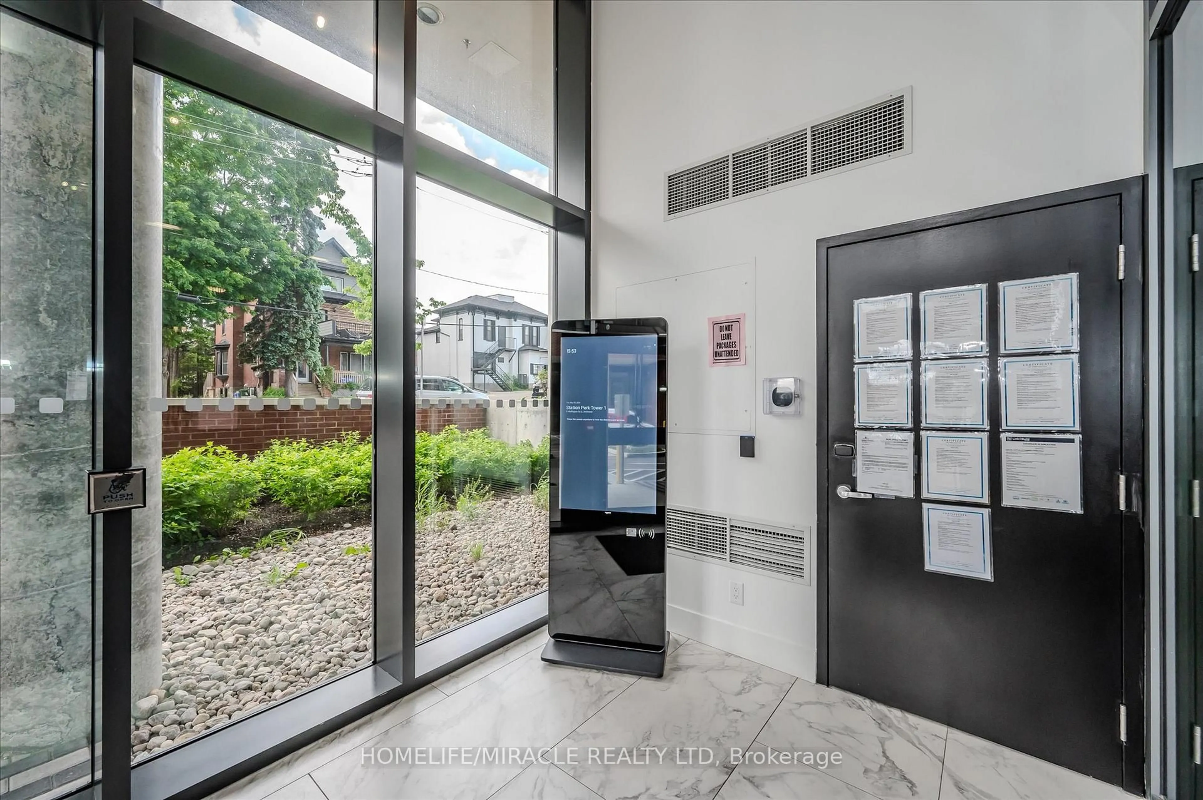 Indoor foyer for 5 WELLINGTON Street #1612, Kitchener Ontario N2G 0E3