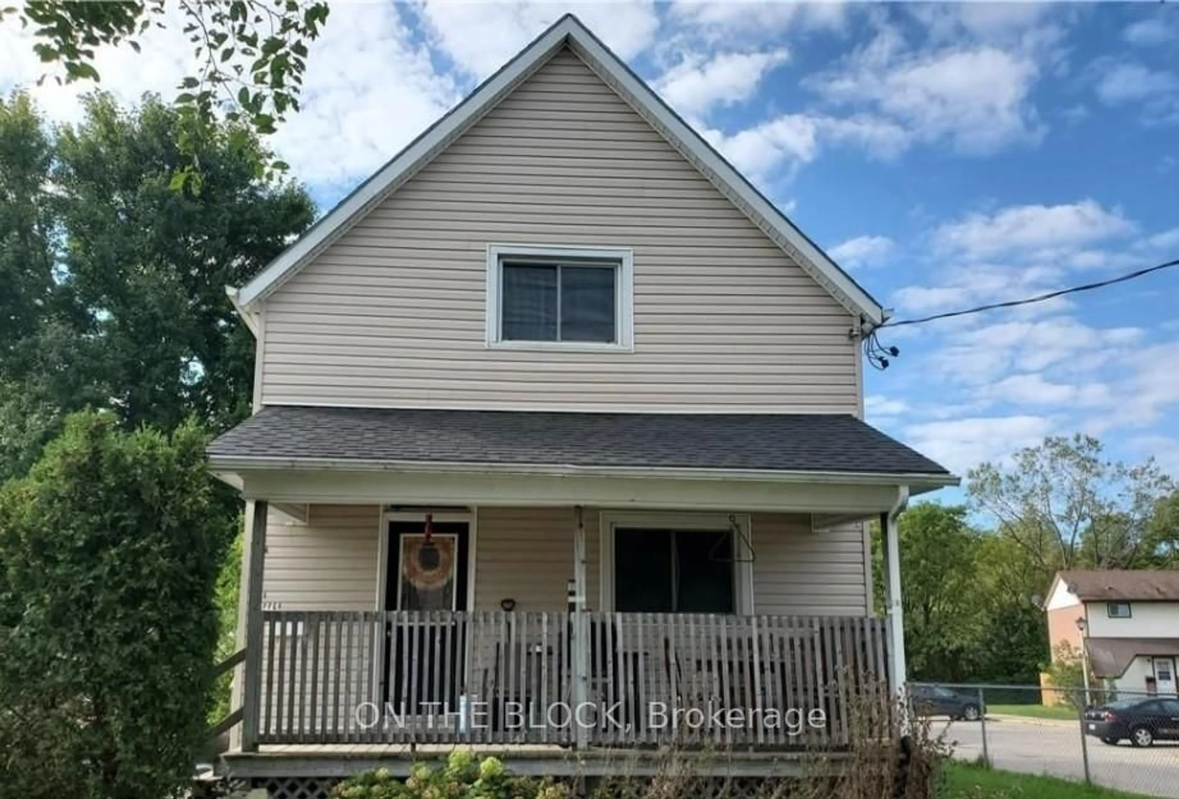 Home with vinyl exterior material, street for 5 South Edgeware Rd, St. Thomas Ontario N5P 2G8