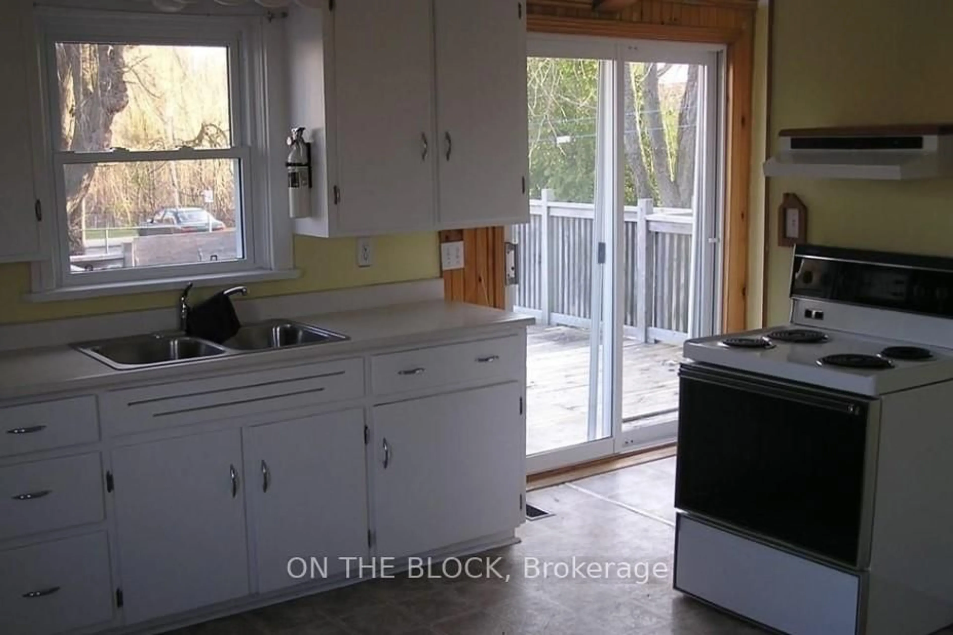 Open concept kitchen, unknown for 5 South Edgeware Rd, St. Thomas Ontario N5P 2G8