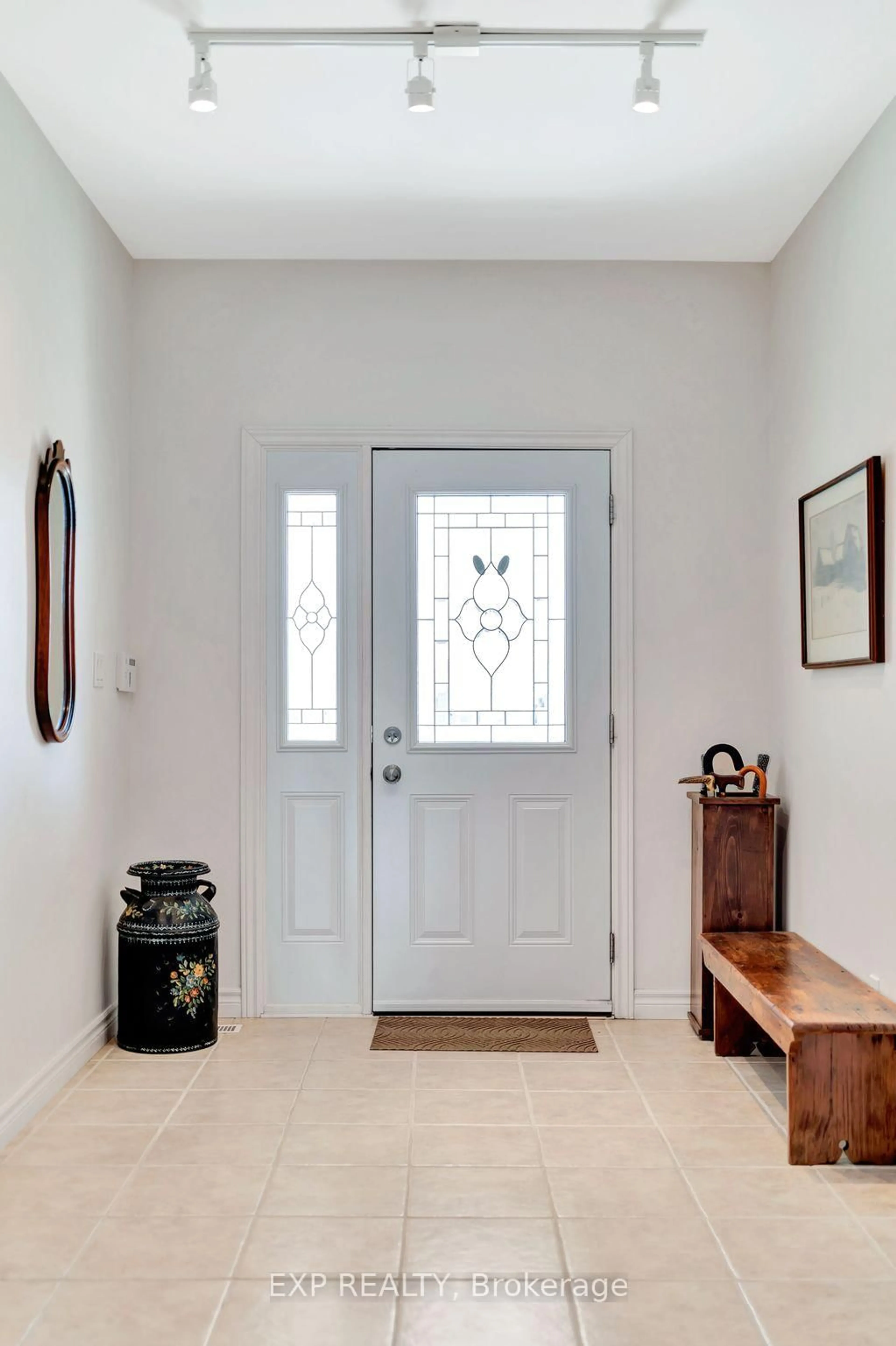 Indoor entryway for 45 Maplehurst Cres, Prince Edward County Ontario K0K 3L0