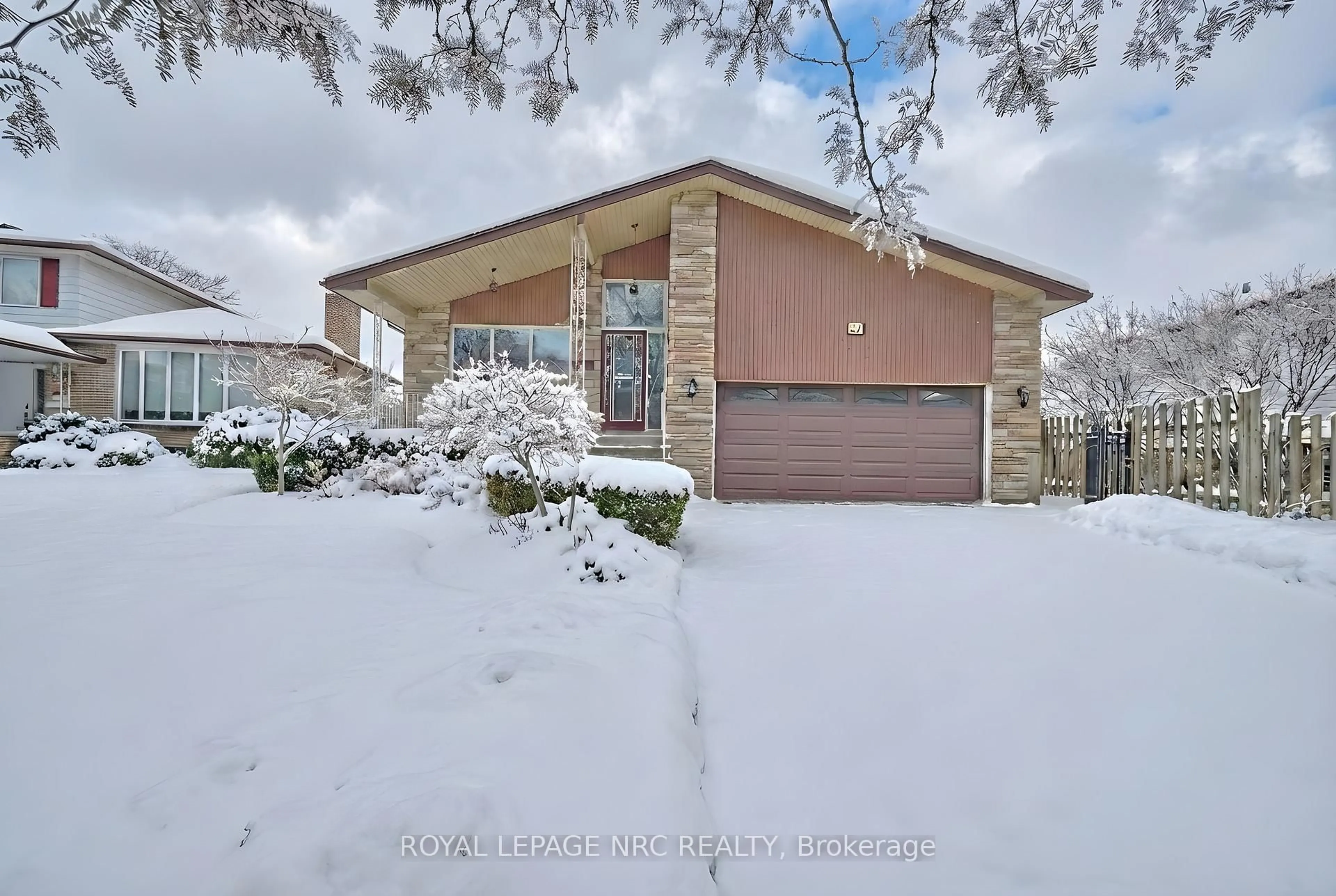 A pic from outside/outdoor area/front of a property/back of a property/a pic from drone, street for 27 Orlando Dr, St. Catharines Ontario L2N 6V5