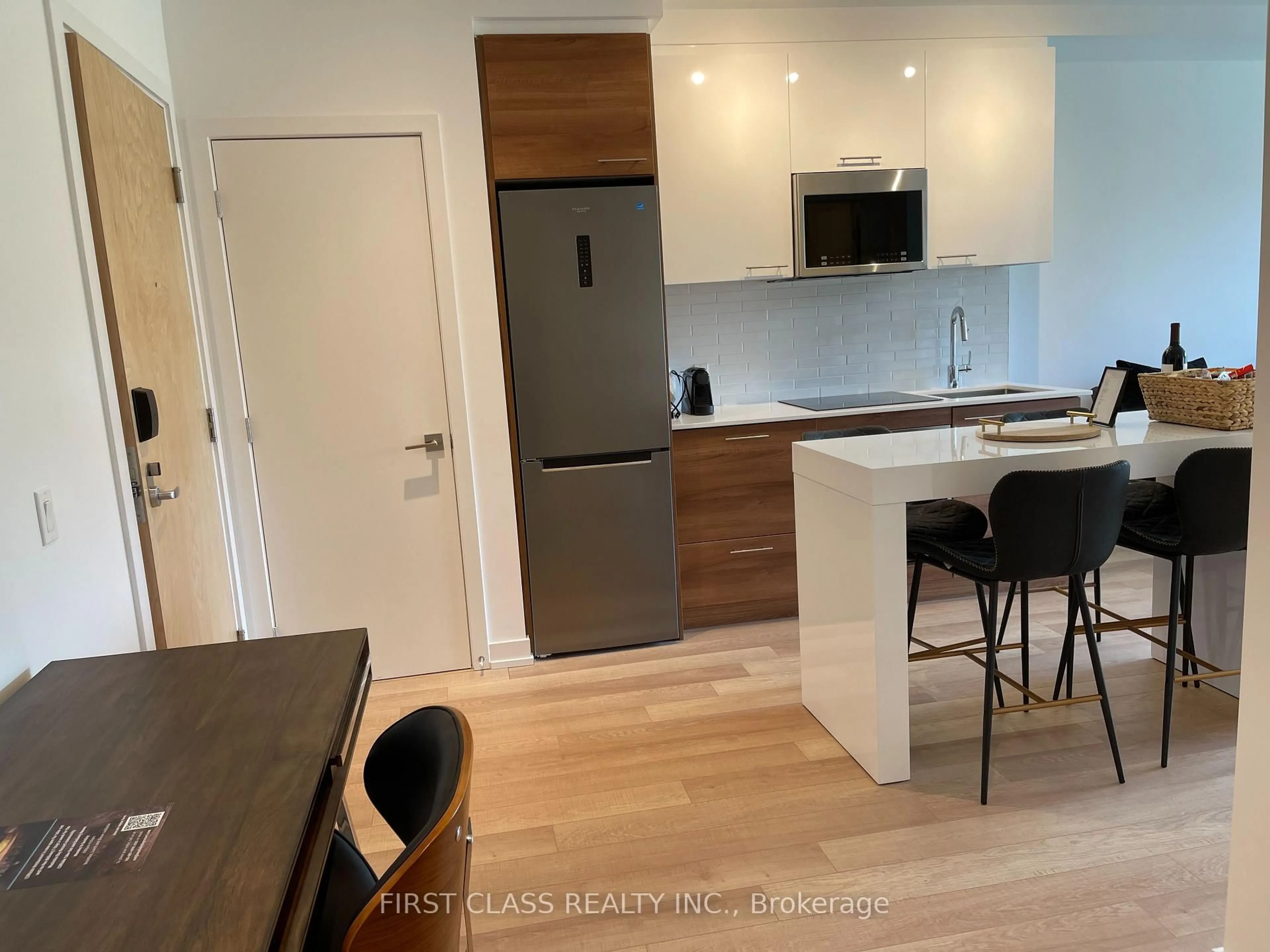 Open concept kitchen, wood/laminate floor for 120 Carrick Tr #306, Gravenhurst Ontario P1P 0A1