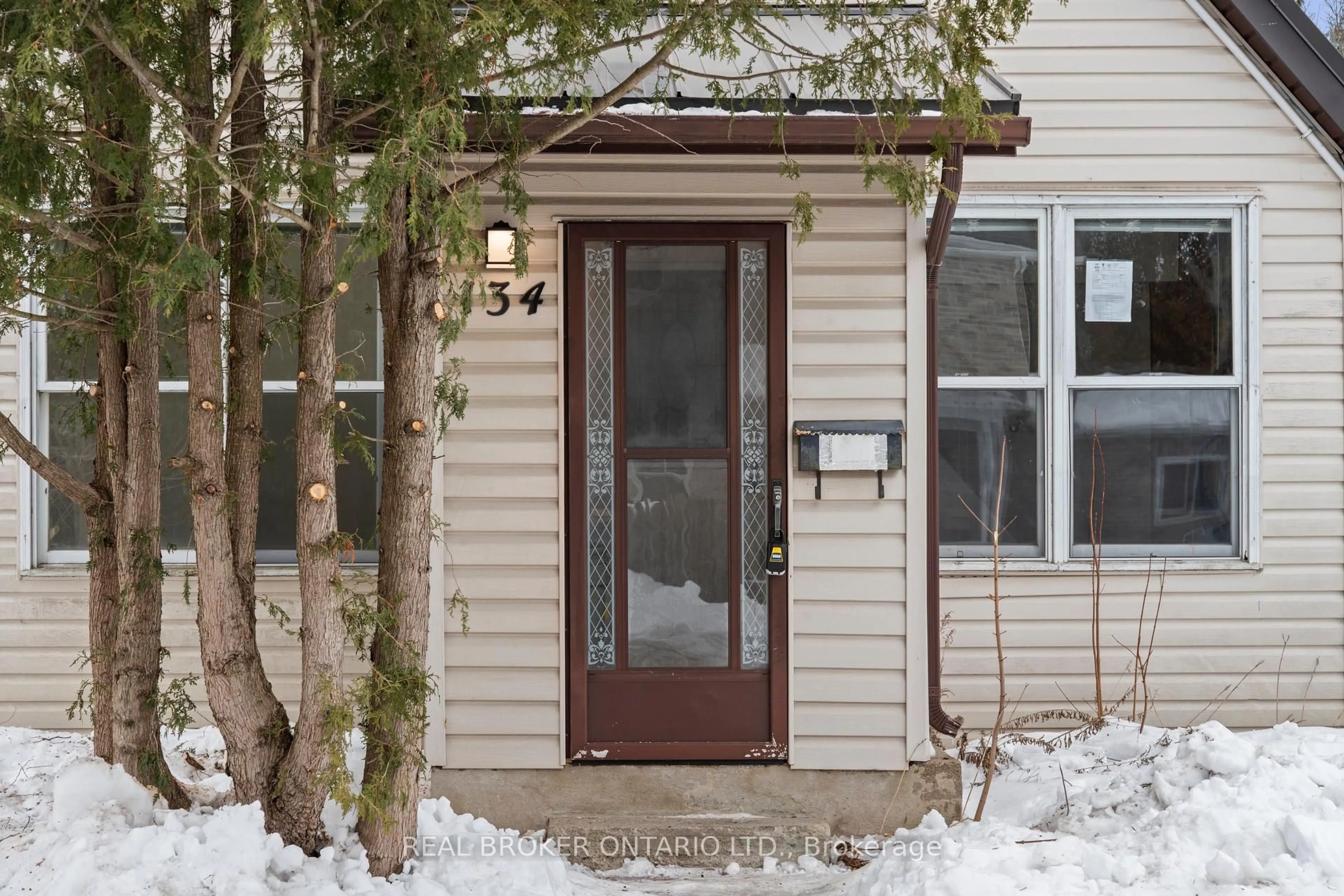 Indoor entryway for 134 Catharine St, Carleton Place Ontario K7C 1B7