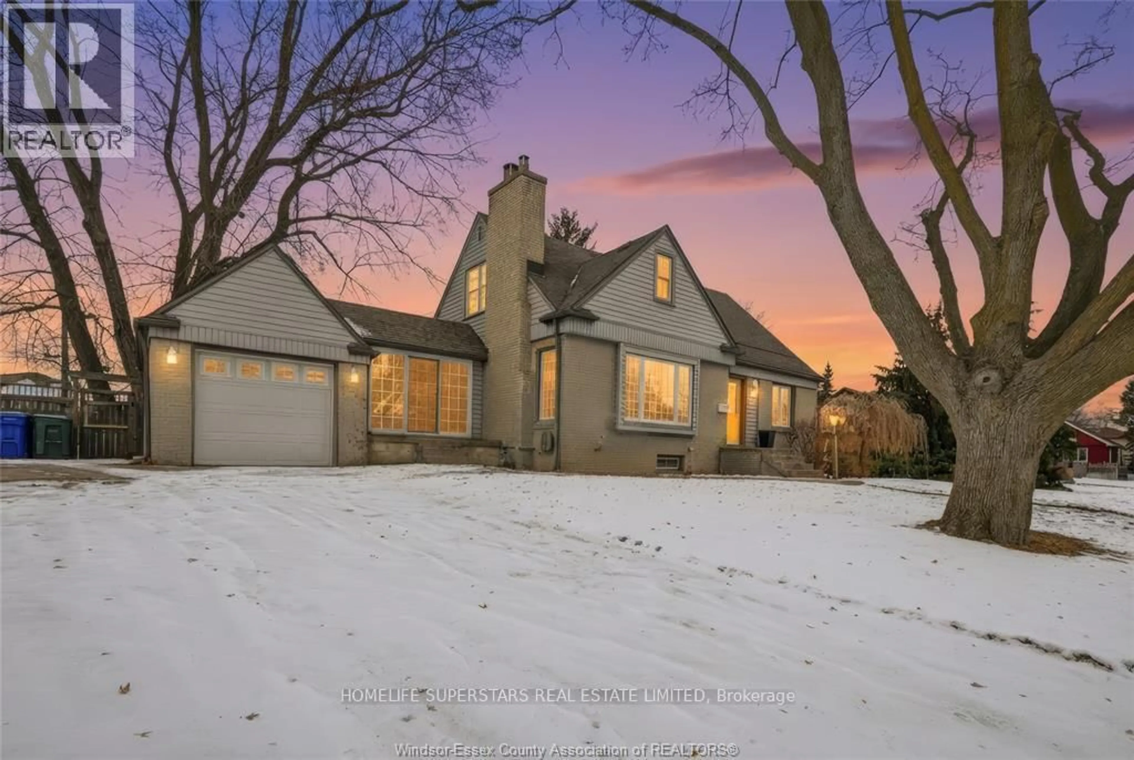 A pic from outside/outdoor area/front of a property/back of a property/a pic from drone, street for 2569 Norman Rd, Windsor Ontario N8T 1S8