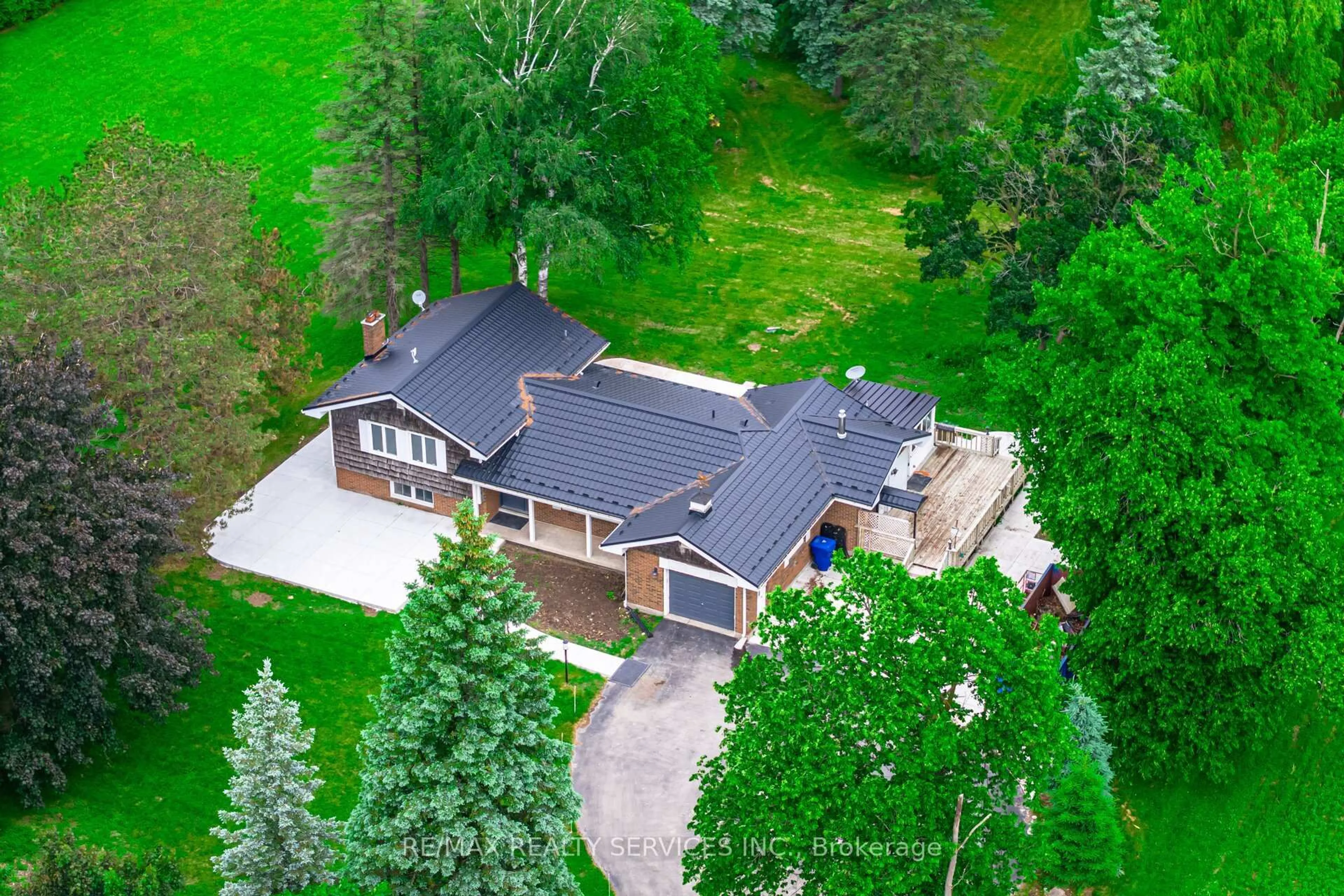 A pic from outside/outdoor area/front of a property/back of a property/a pic from drone, street for 5587 Wellington Rd 86, Rd, Guelph/Eramosa Ontario N0B 1B0