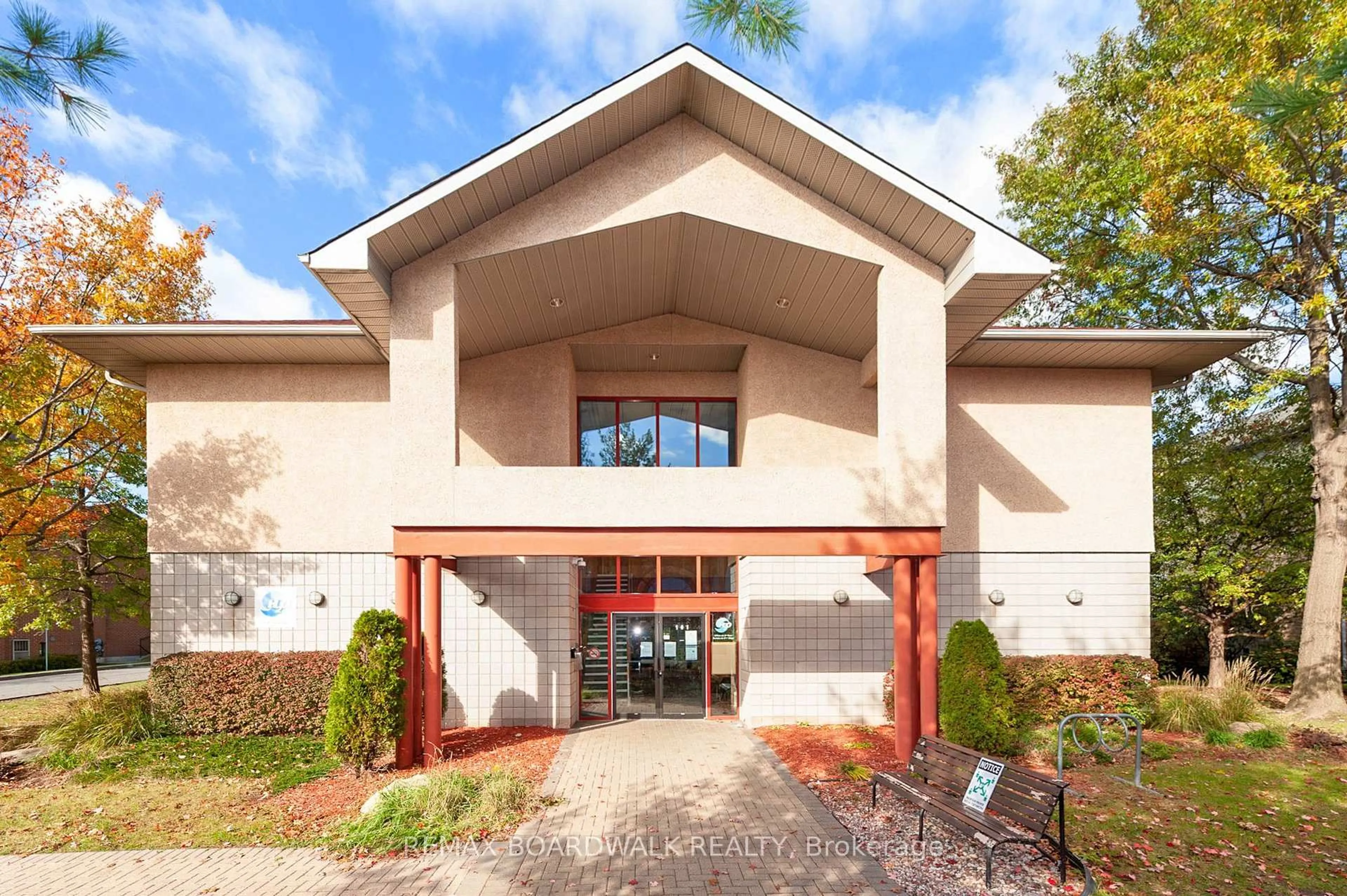 Indoor foyer for 260 Brittany Dr #418, Ottawa Ontario K1K 4M2