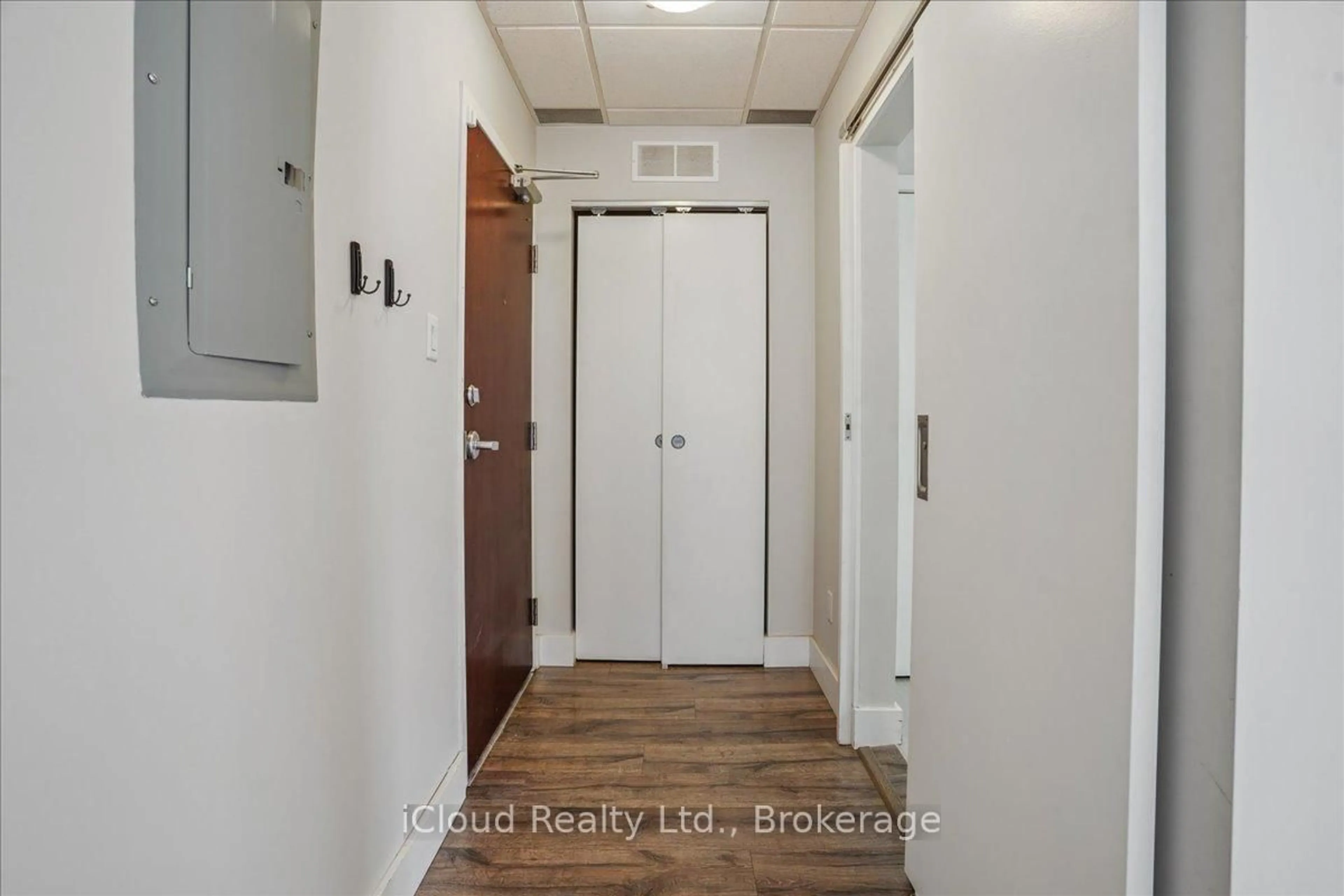 Indoor entryway for 15 Devitt Ave #104, Waterloo Ontario N2J 1Y6