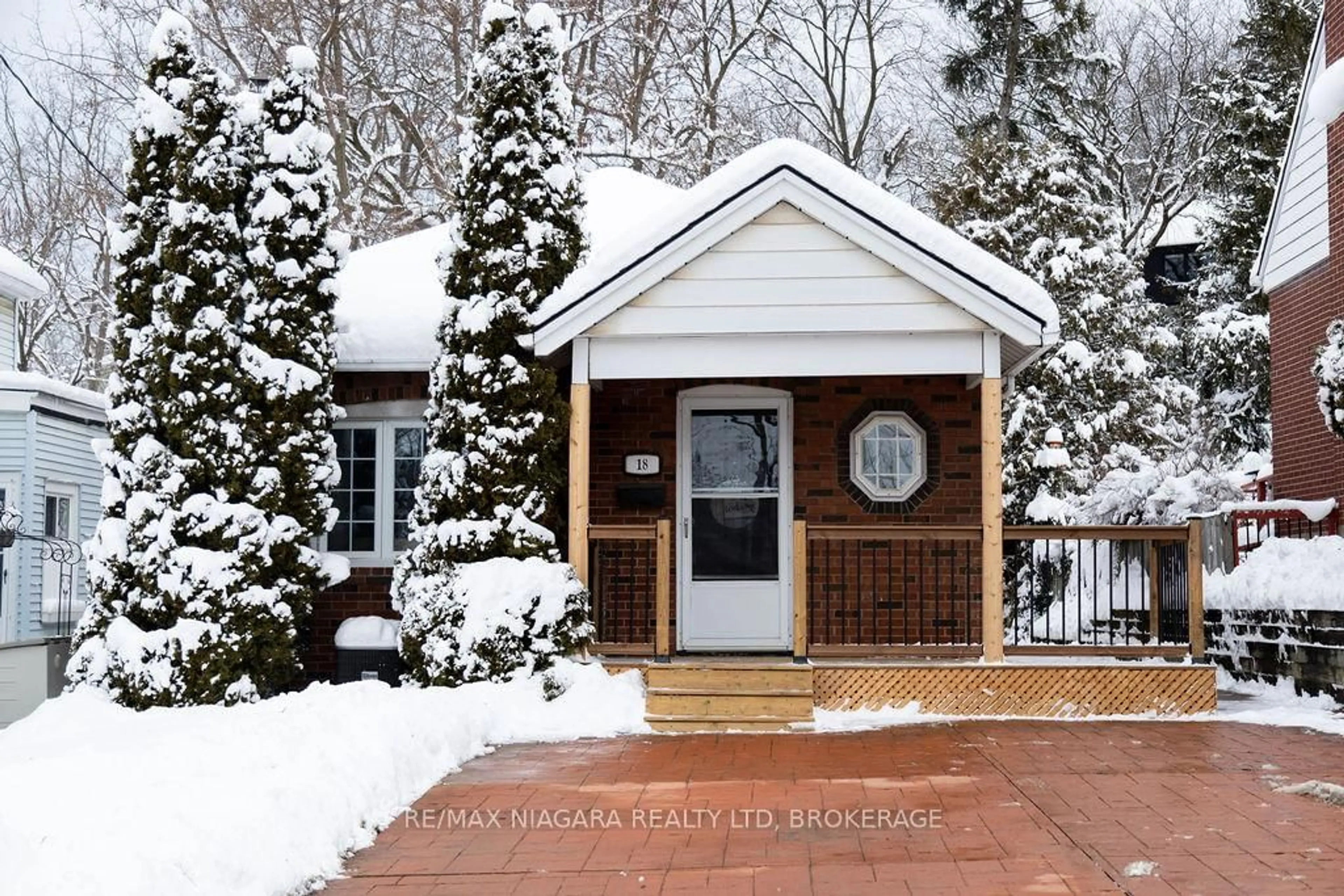 Indoor entryway for 18 Welland Vale Rd, St. Catharines Ontario L2R 2L6