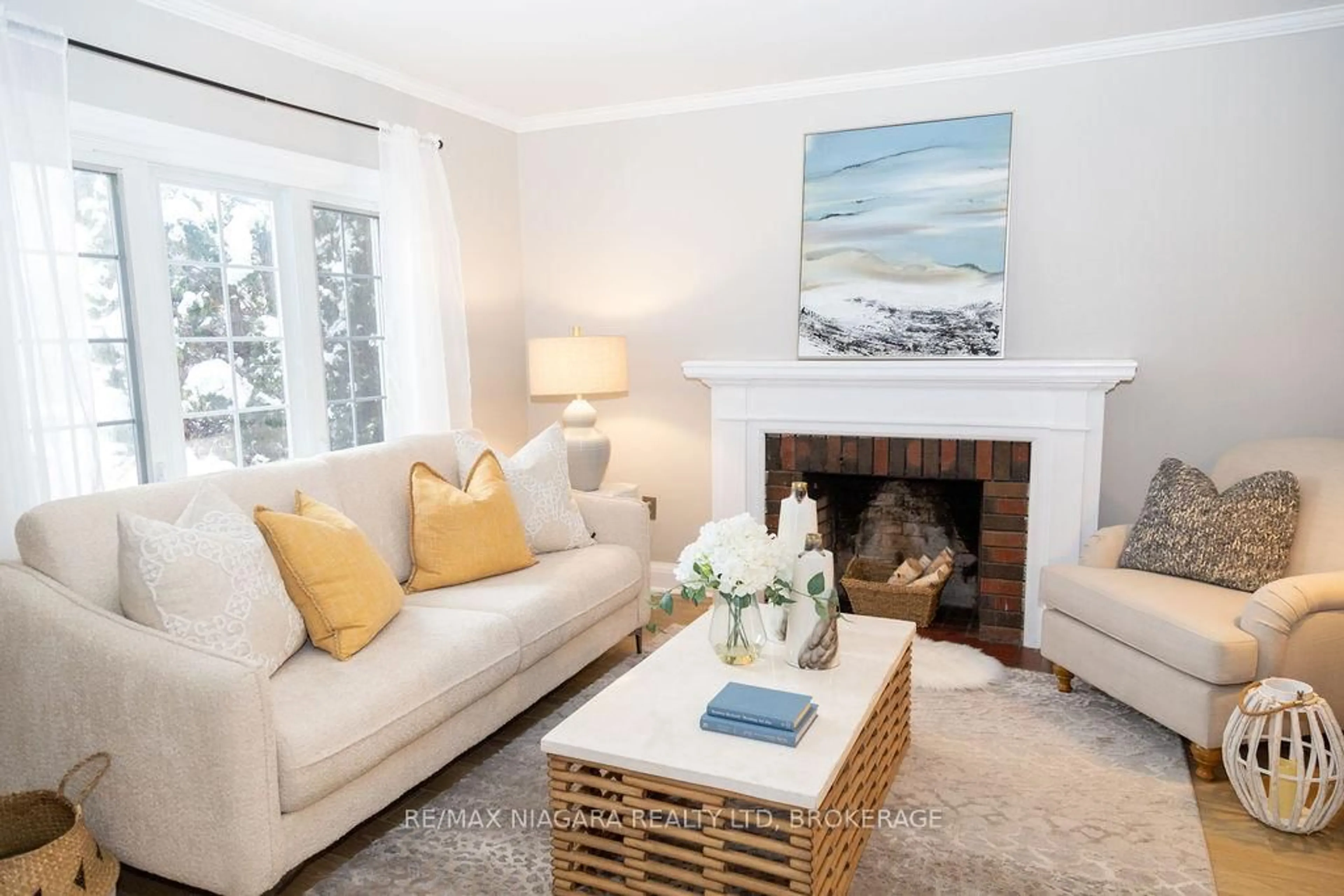 Living room with furniture, unknown for 18 Welland Vale Rd, St. Catharines Ontario L2R 2L6