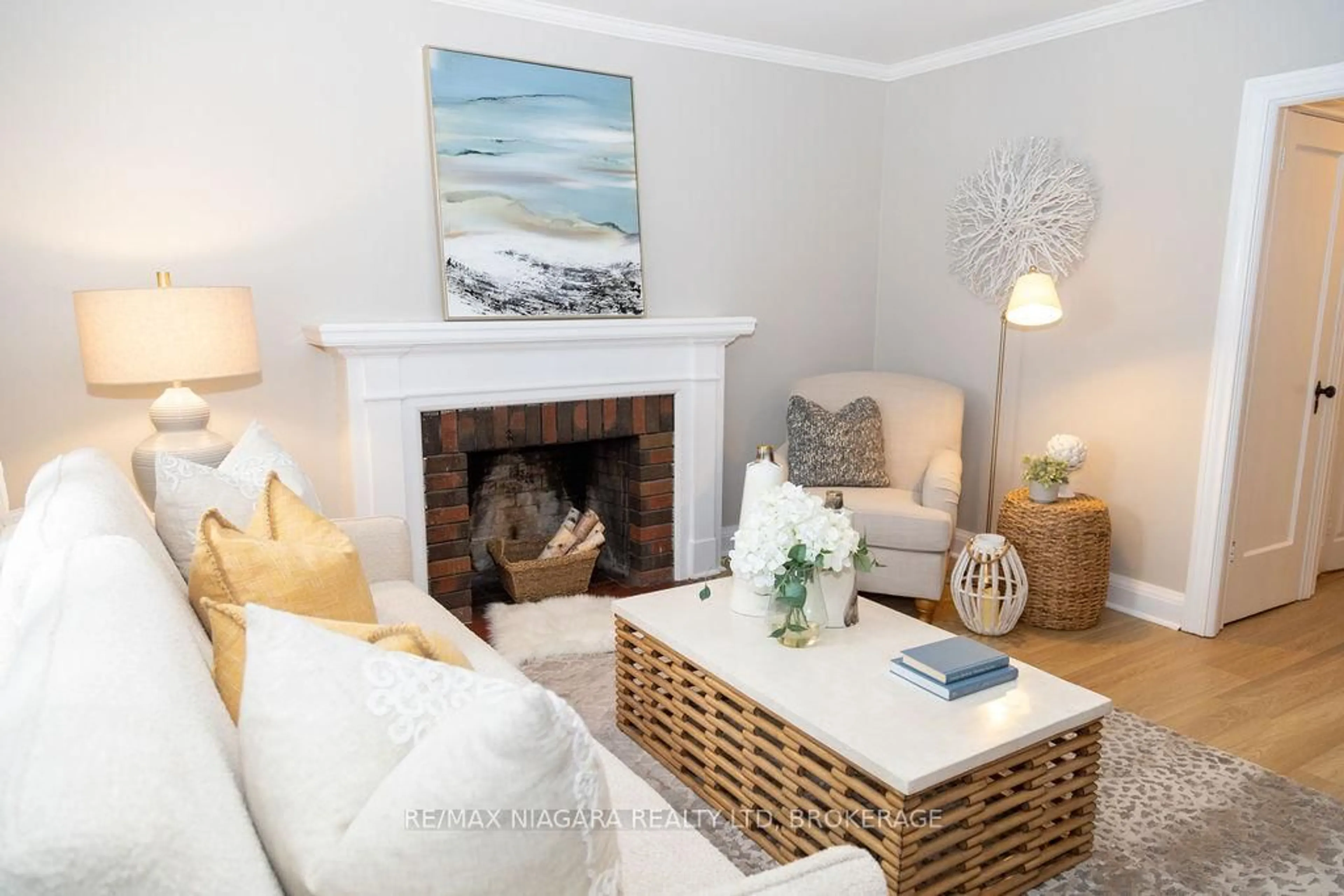 Living room with furniture, wood/laminate floor for 18 Welland Vale Rd, St. Catharines Ontario L2R 2L6