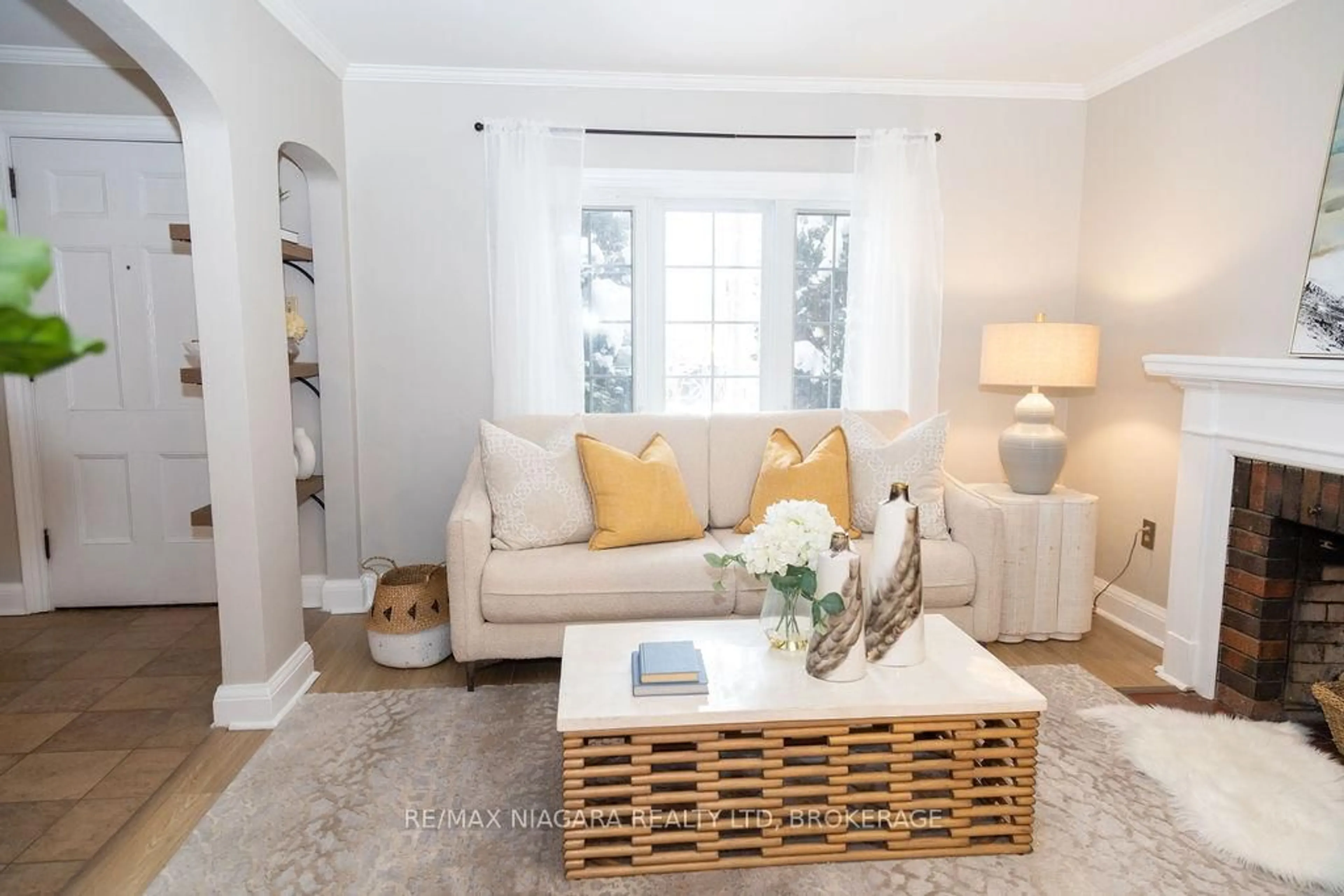 Living room with furniture, unknown for 18 Welland Vale Rd, St. Catharines Ontario L2R 2L6