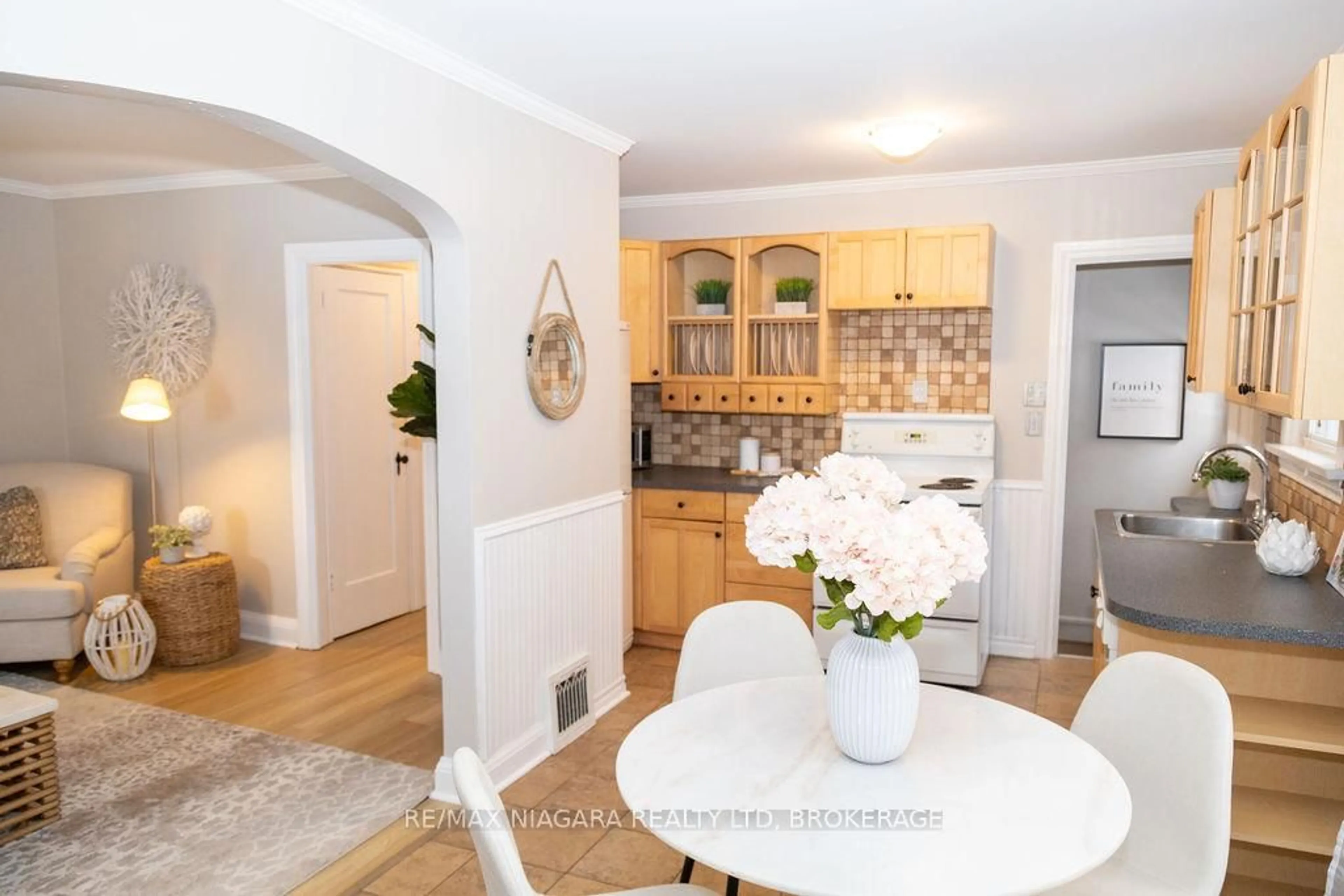 Open concept kitchen, unknown for 18 Welland Vale Rd, St. Catharines Ontario L2R 2L6