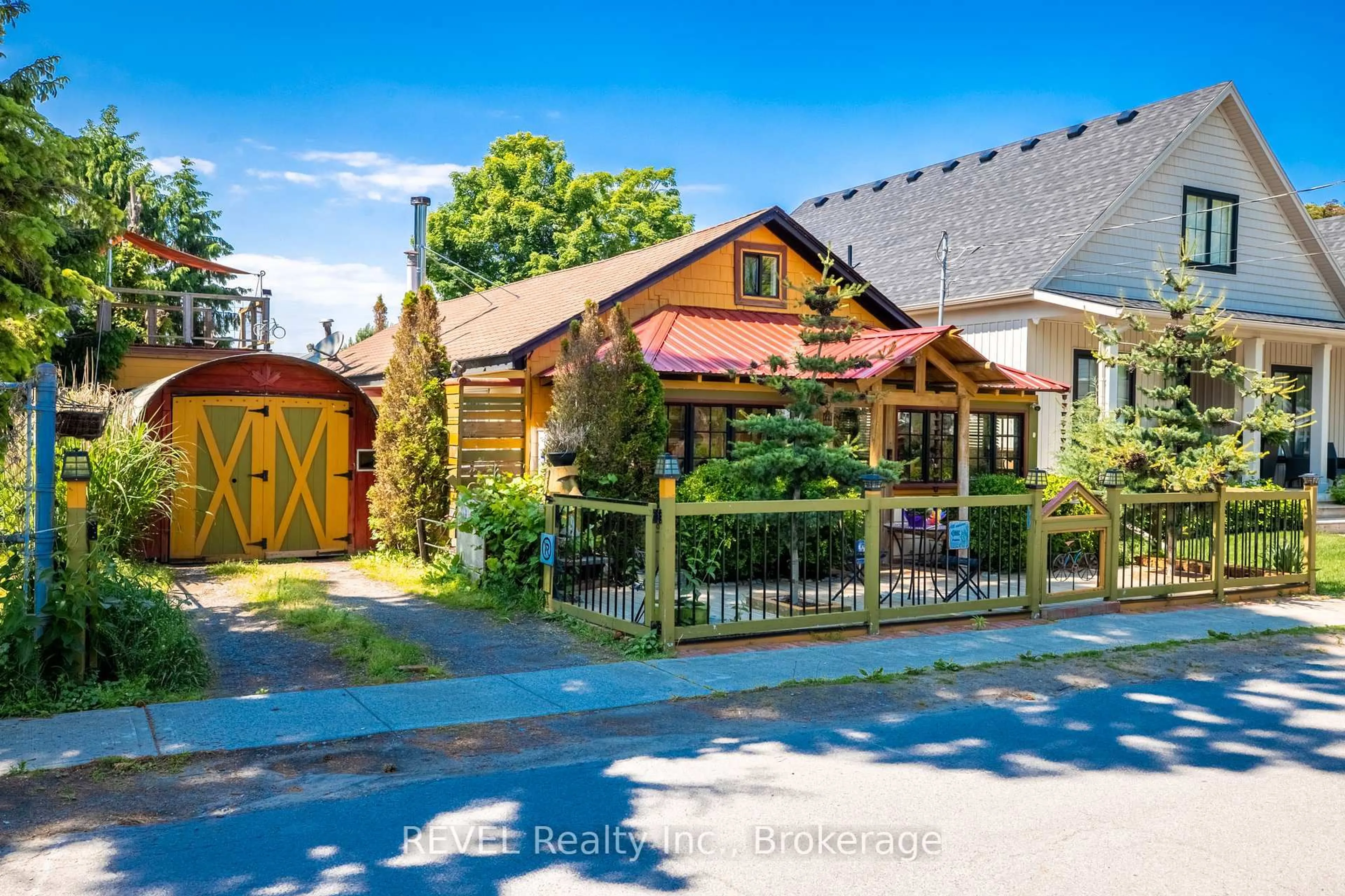 Patio, street for 3816 Crystal Beach Dr, Fort Erie Ontario L0S 1B0