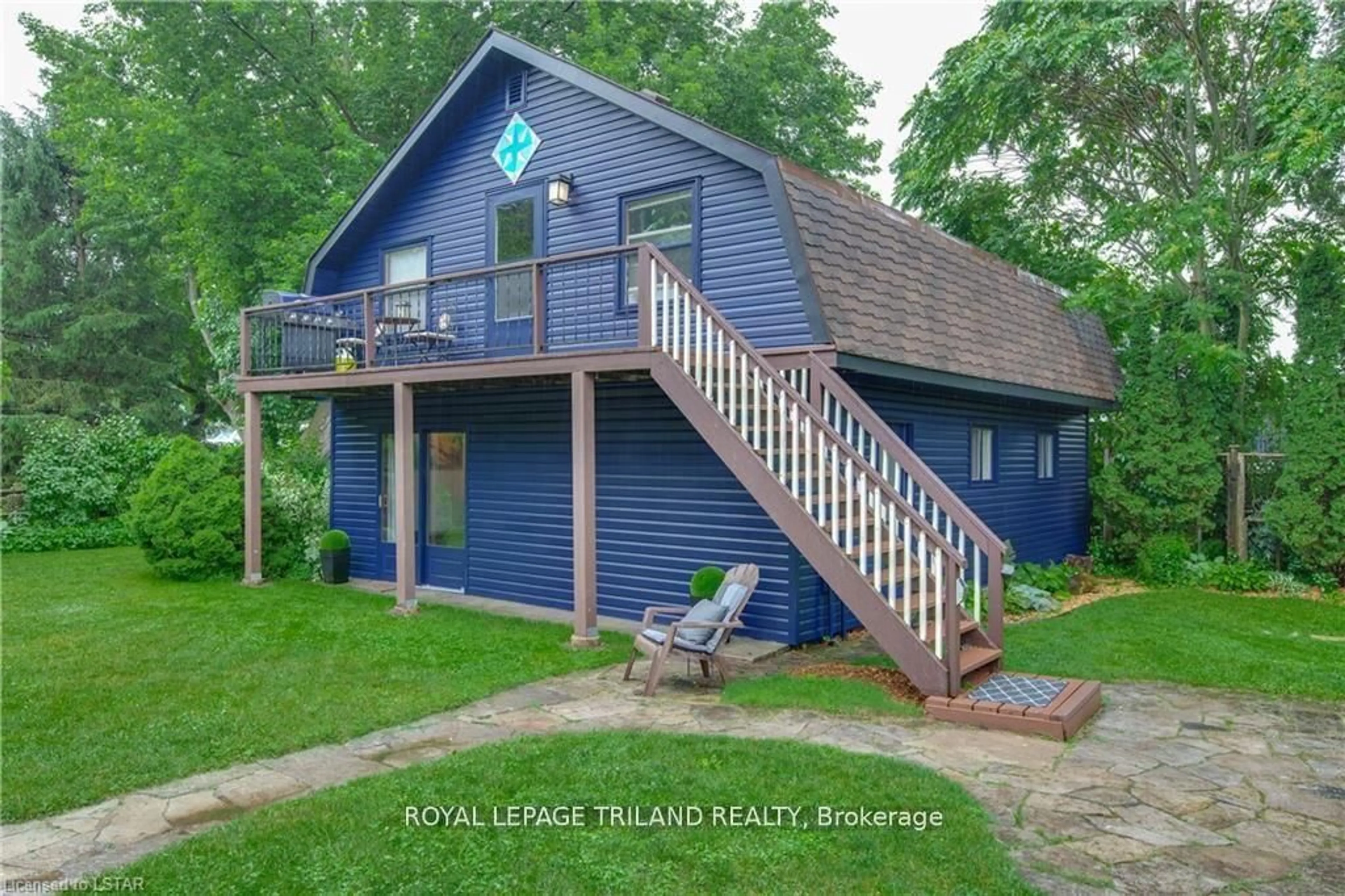 Home with vinyl exterior material, water/lake/river/ocean view for 7575 Biddulph St, Lambton Shores Ontario N0M 2L0