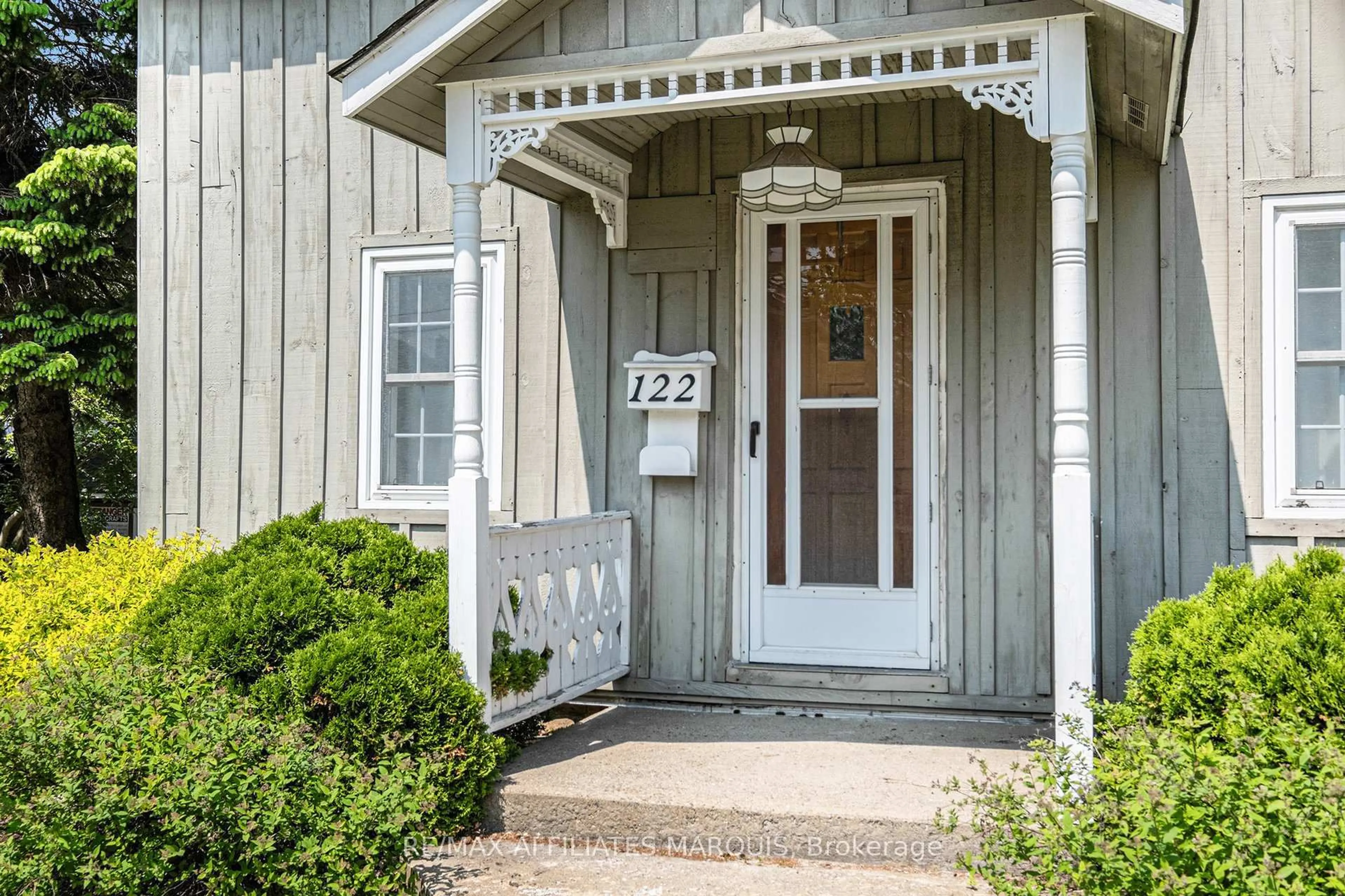 Indoor entryway for 122 Chambers St, Smiths Falls Ontario K7A 2Z3