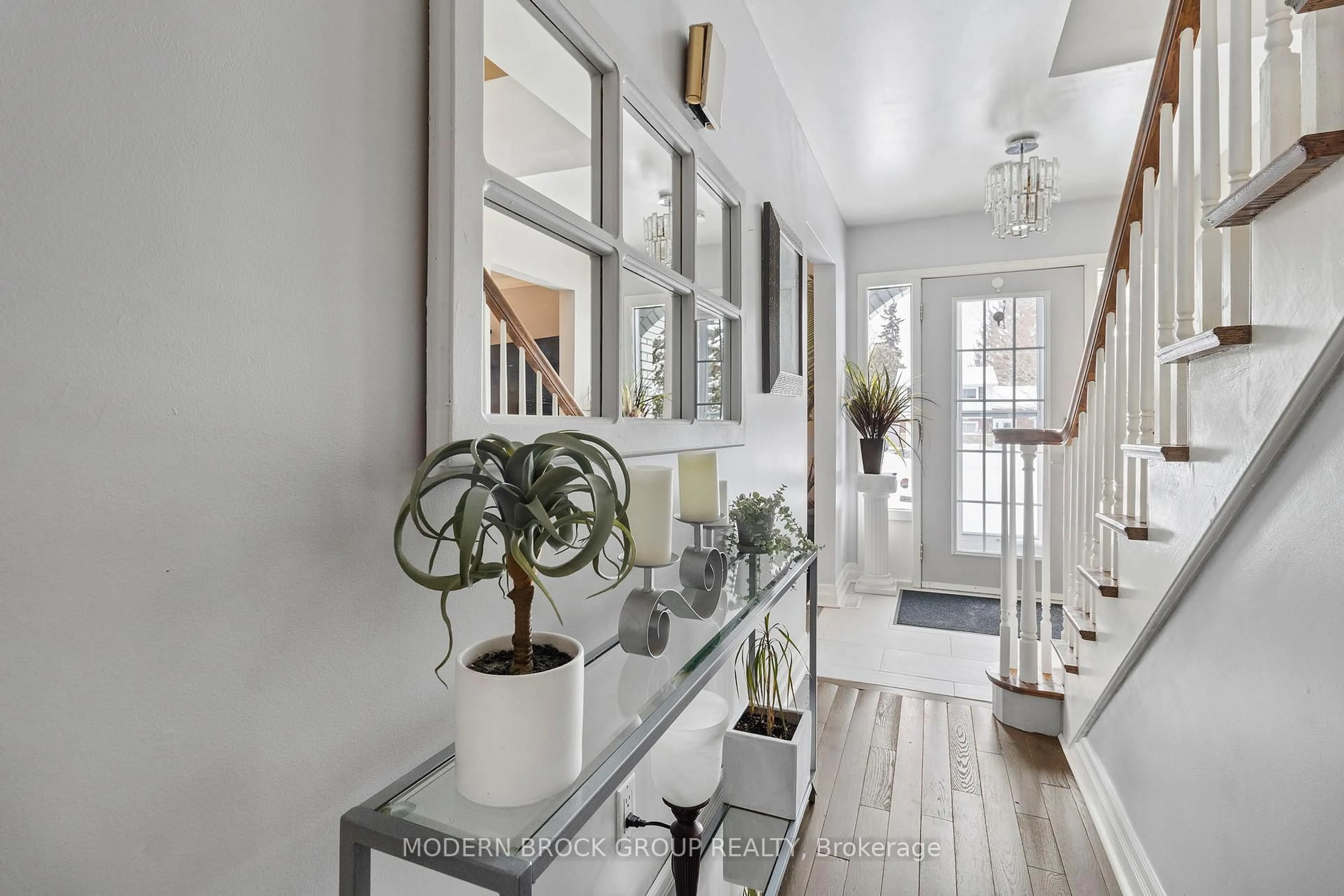 Indoor entryway for 6 Belvedere Pl, Brockville Ontario K6V 3A4