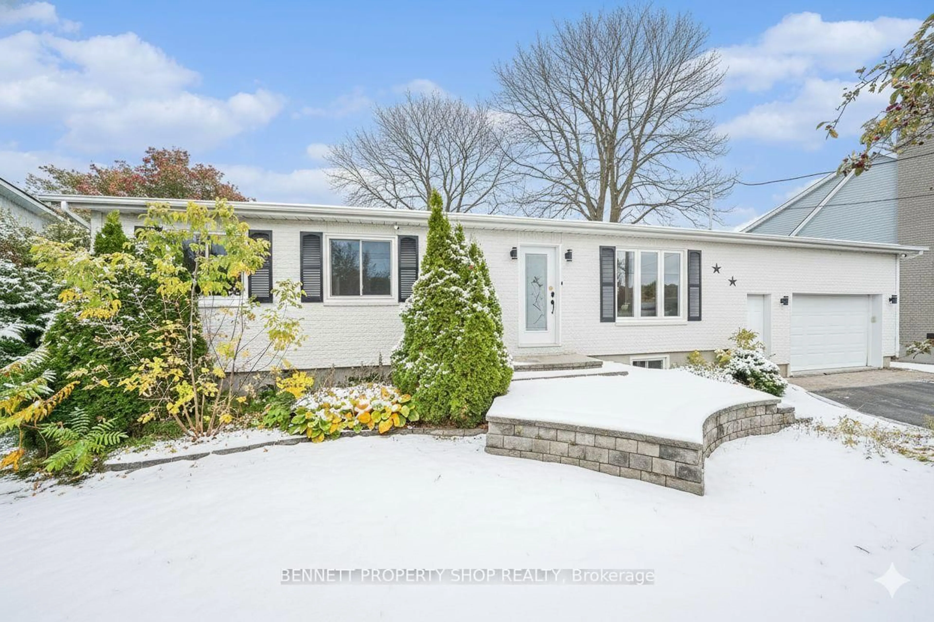 A pic from outside/outdoor area/front of a property/back of a property/a pic from drone, street for 15 Maisonneuve St, Clarence-Rockland Ontario K0A 1E0