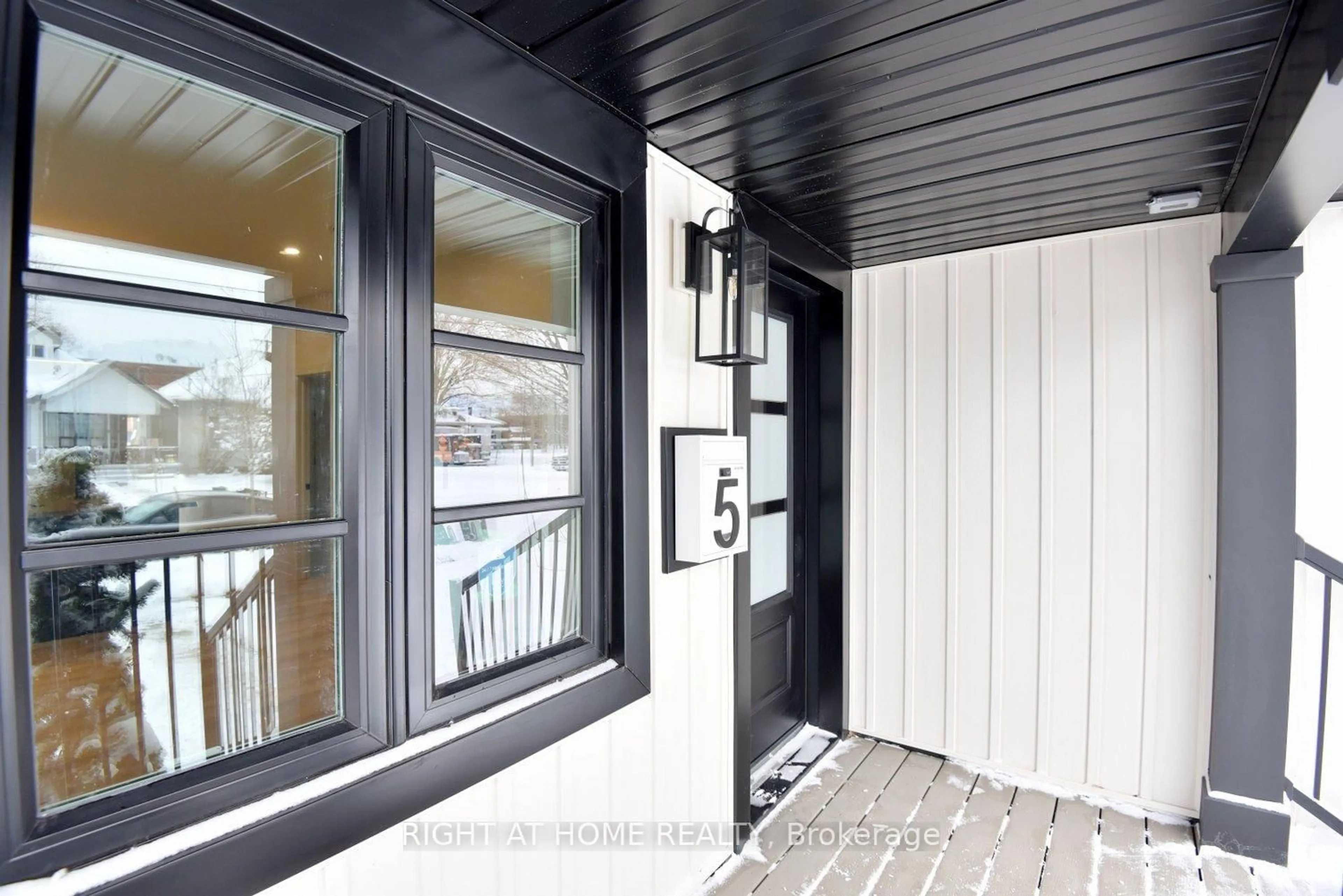 Indoor entryway for 5 Cozy St, Welland Ontario L3B 4H1