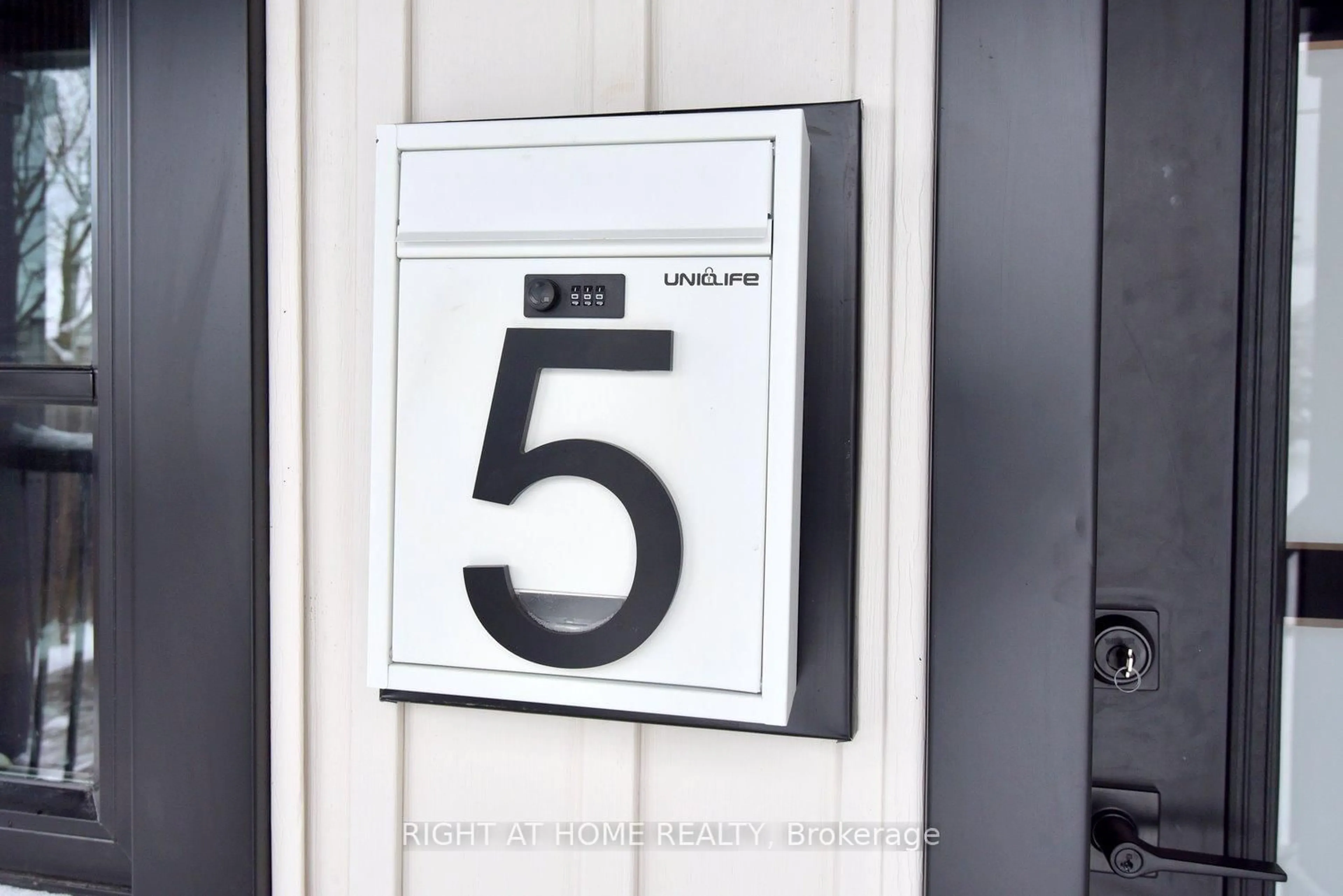 Unknown for 5 Cozy St, Welland Ontario L3B 4H1