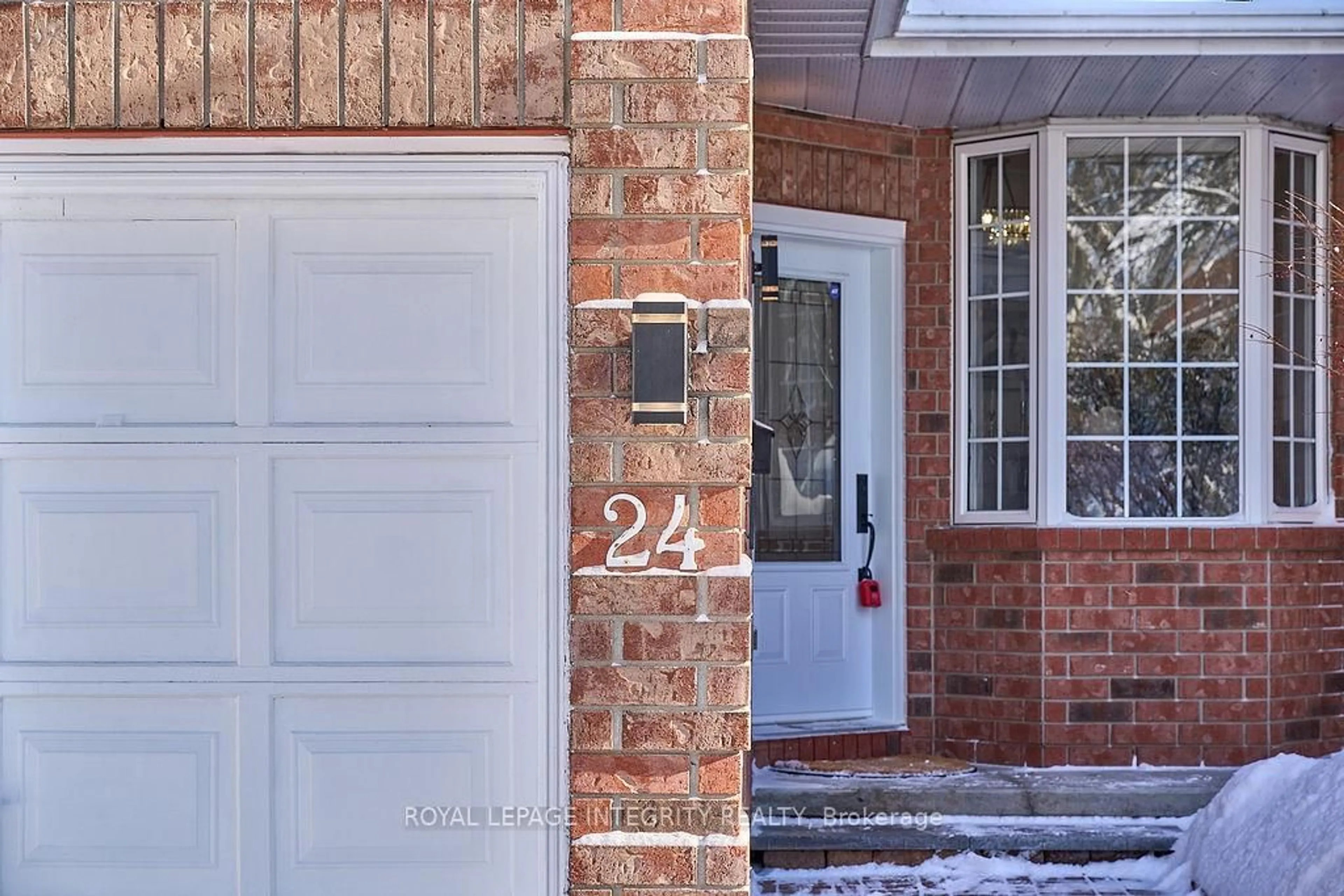 Indoor entryway for 24 Highmont Crt, Ottawa Ontario K2T 1B2