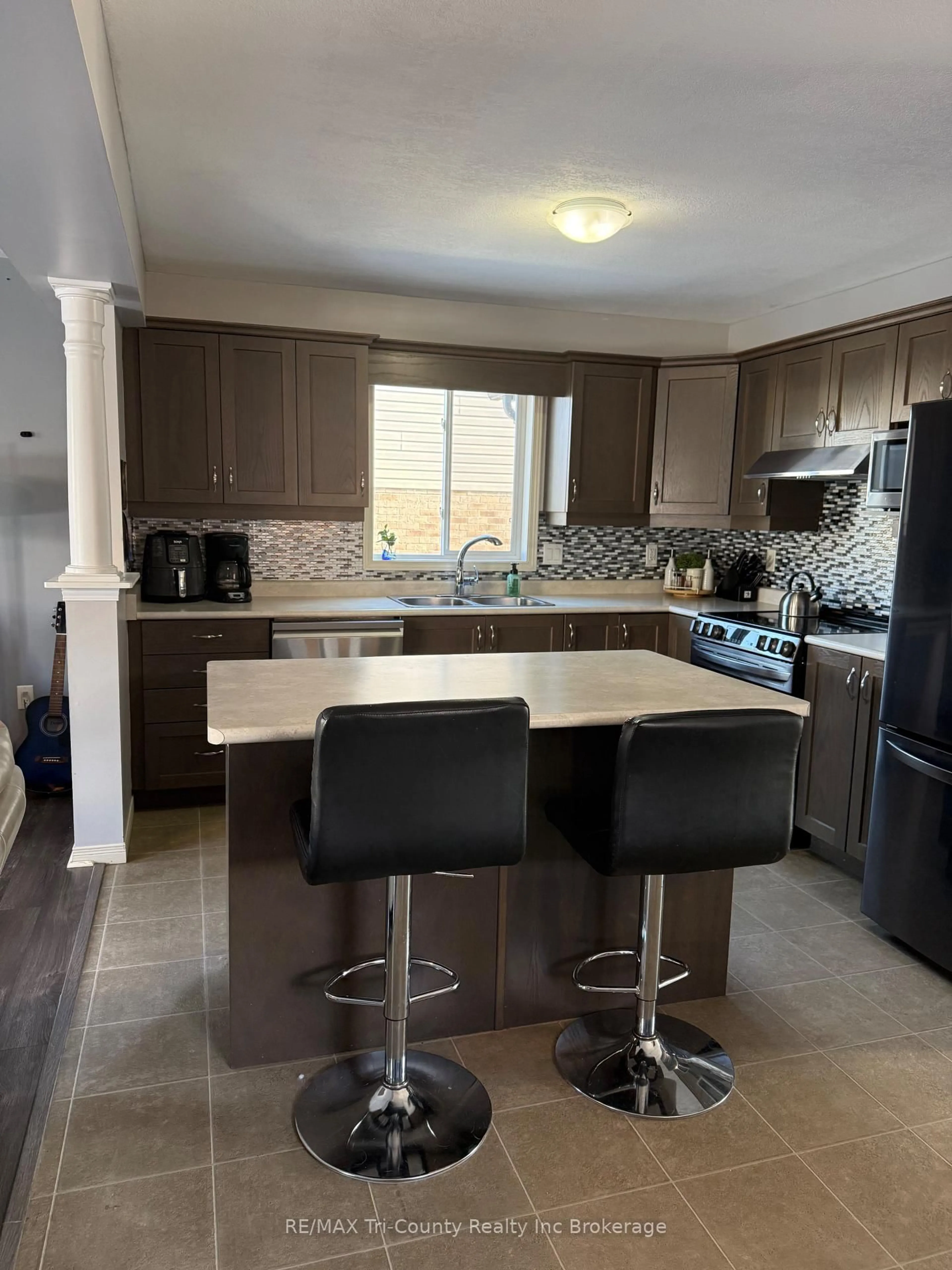 Open concept kitchen, ceramic/tile floor for 63 Woodhatch Cres, Ingersoll Ontario N5C 0A3