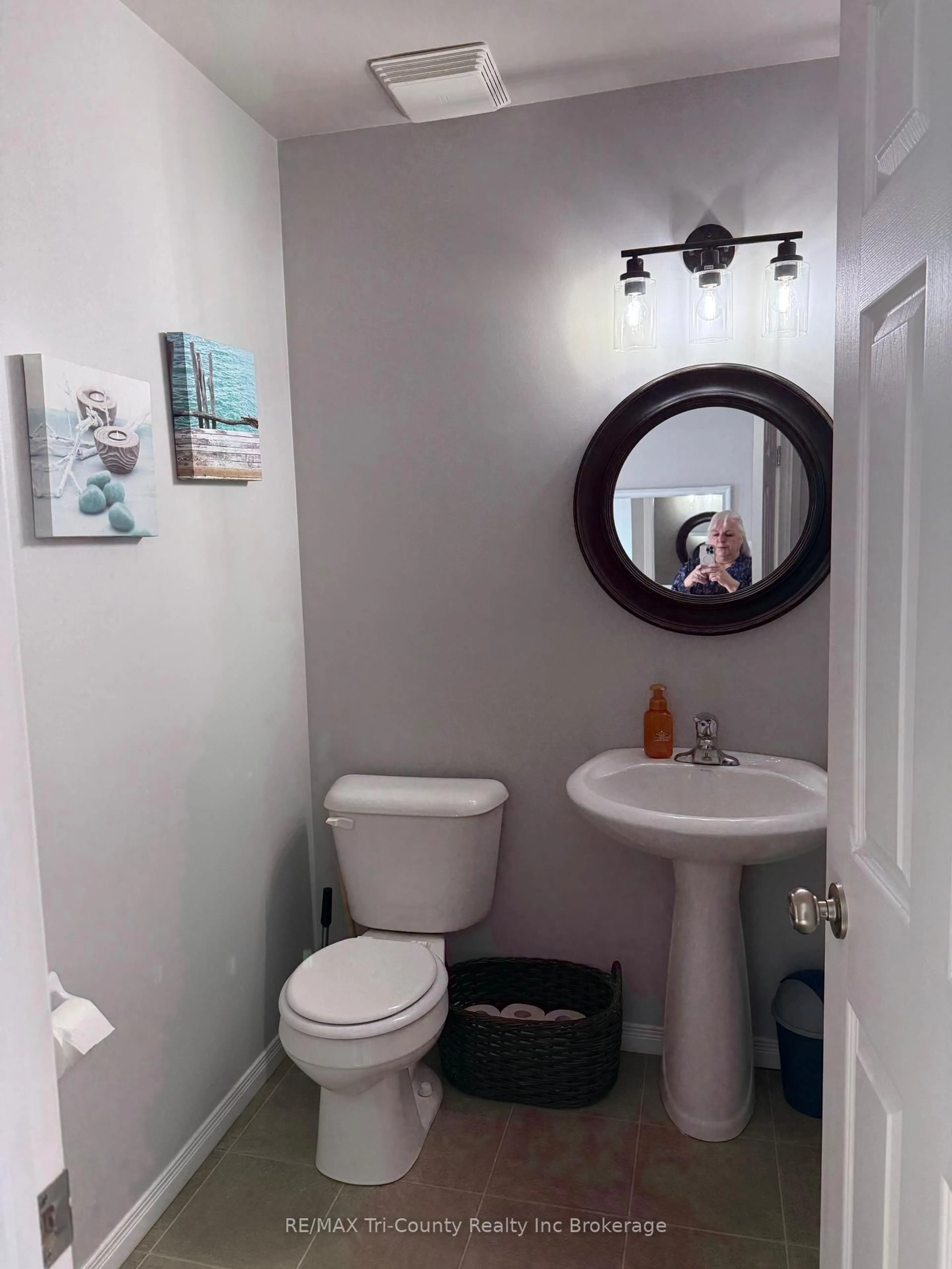 Standard bathroom, unknown for 63 Woodhatch Cres, Ingersoll Ontario N5C 0A3