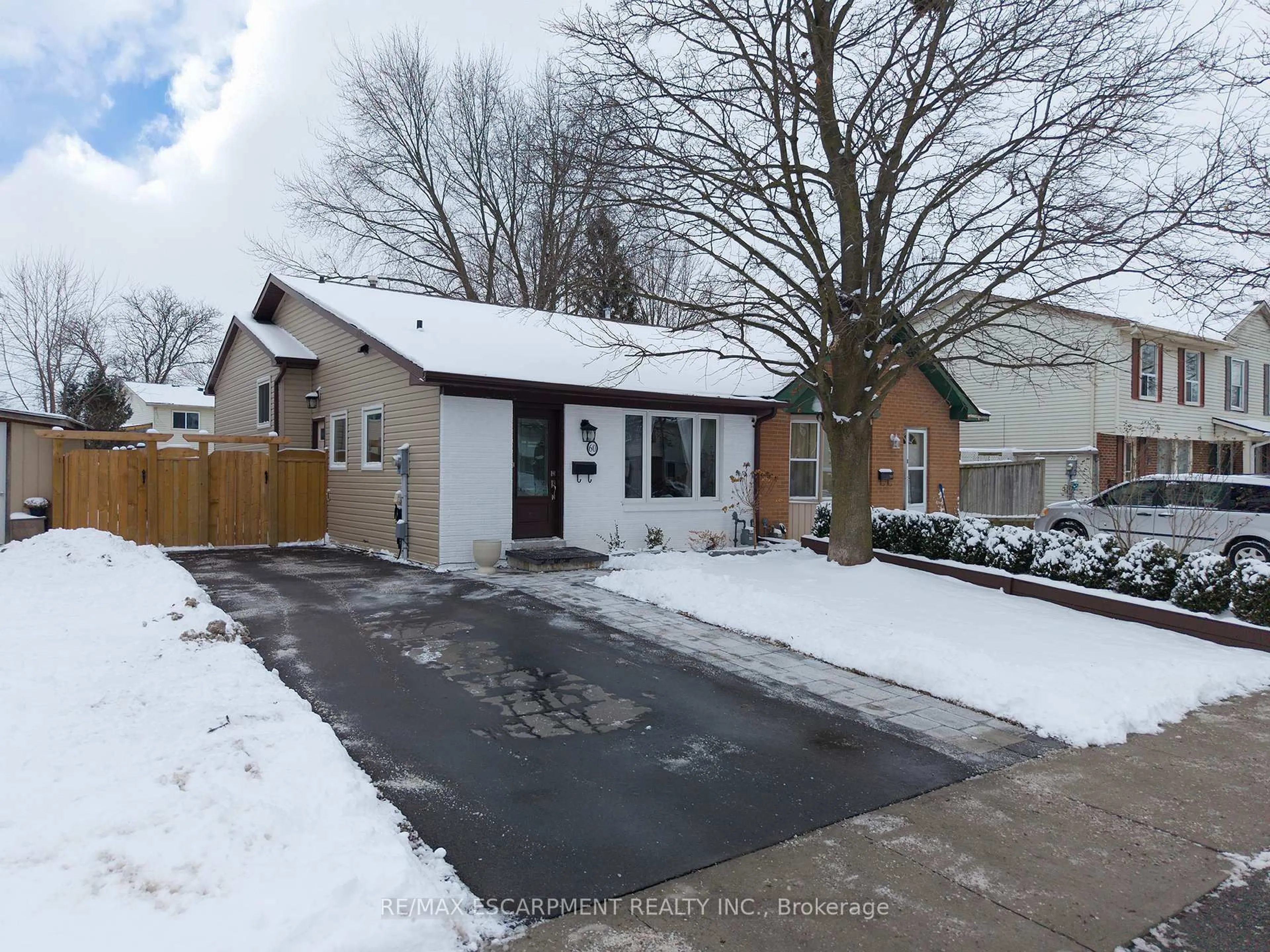 A pic from outside/outdoor area/front of a property/back of a property/a pic from drone, street for 60 Banbury Rd, Brantford Ontario N3P 1C3