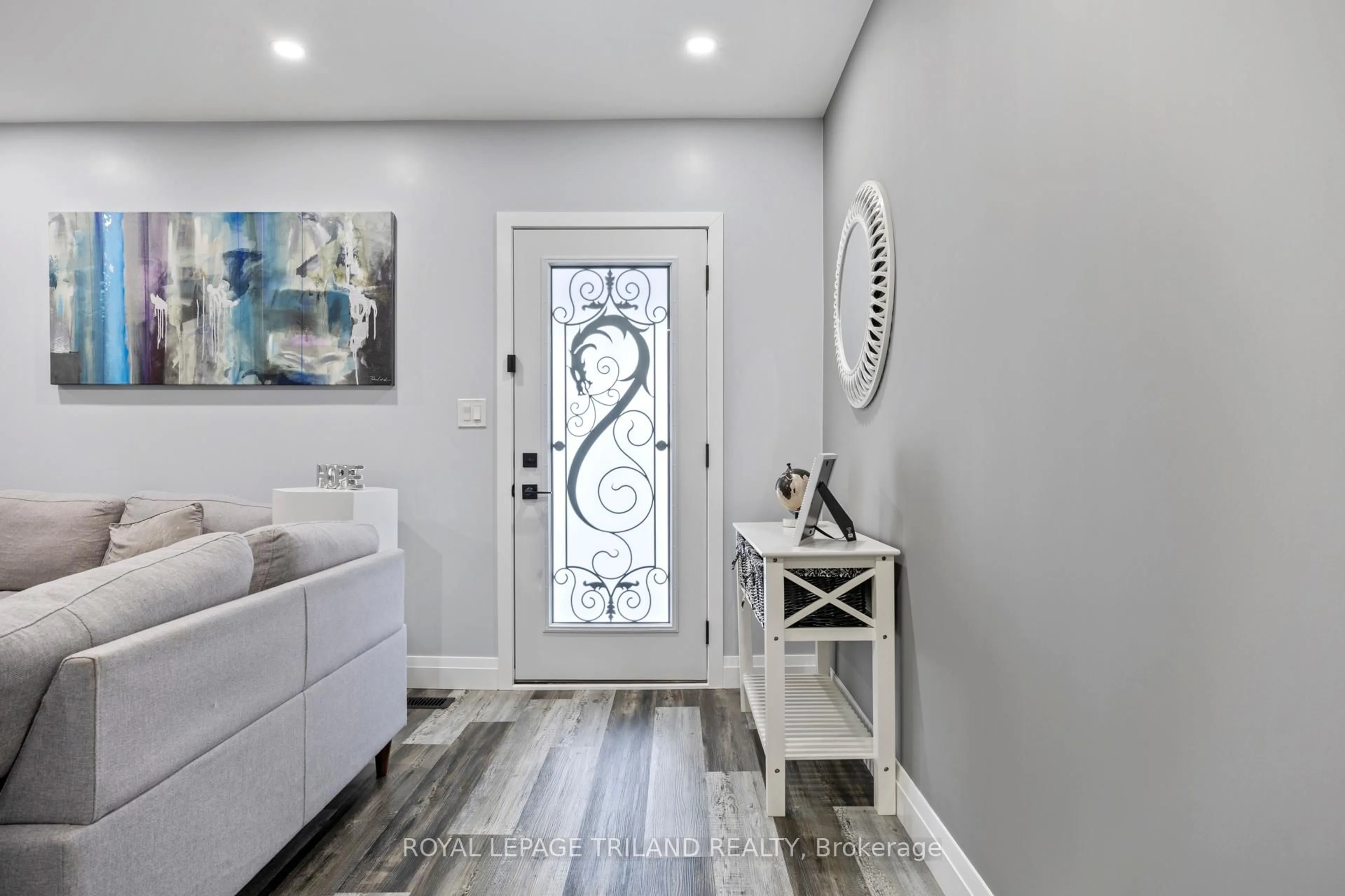 Indoor entryway for 3 Mary St, St. Thomas Ontario N5R 2V7