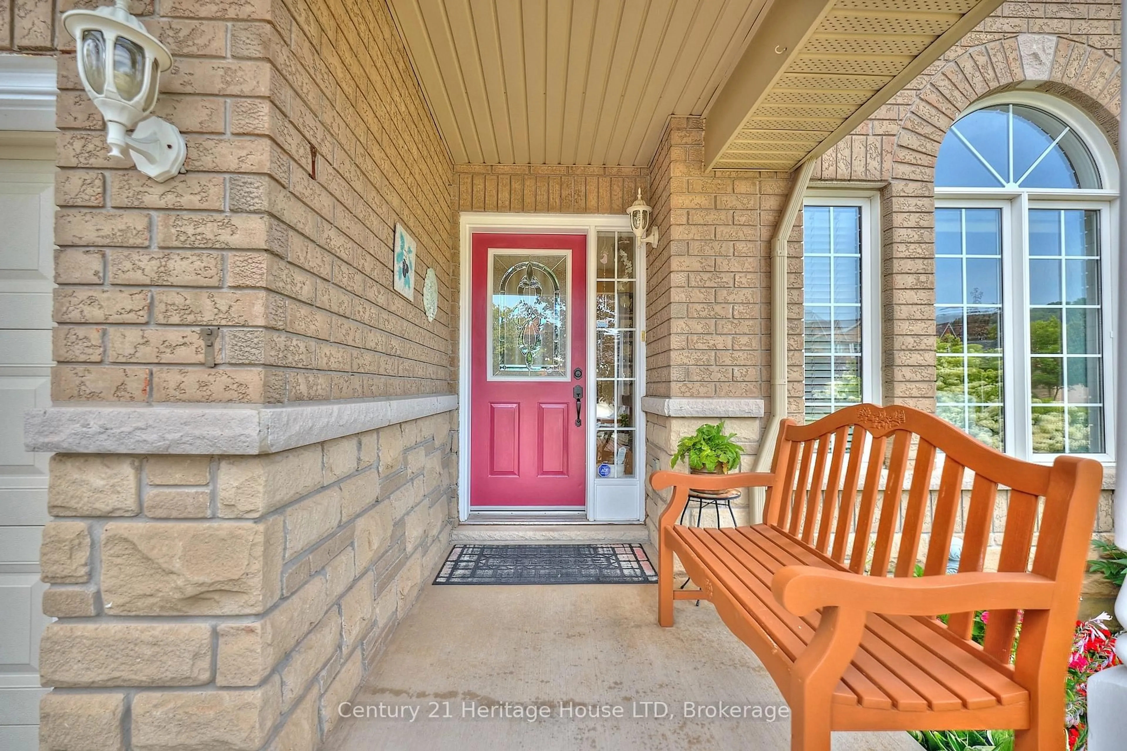 Indoor entryway for 222 Dorchester Dr, Grimsby Ontario L3M 5K8
