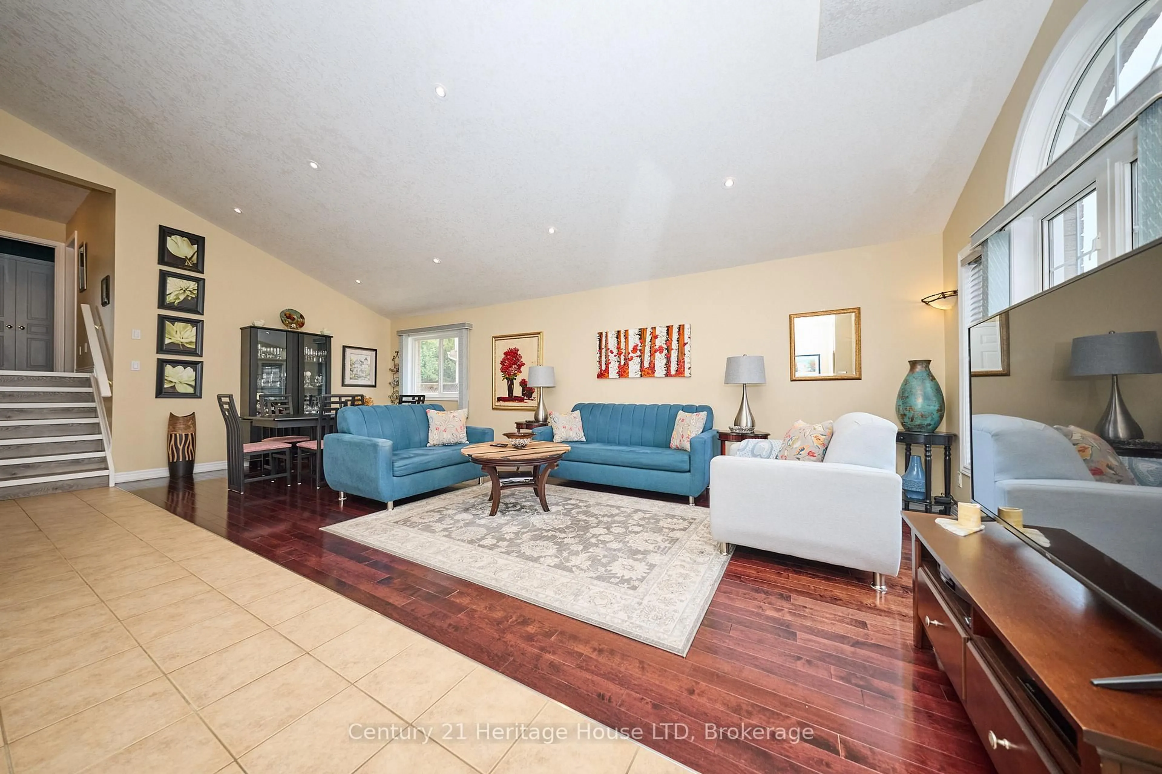 Living room with furniture, unknown for 222 Dorchester Dr, Grimsby Ontario L3M 5K8