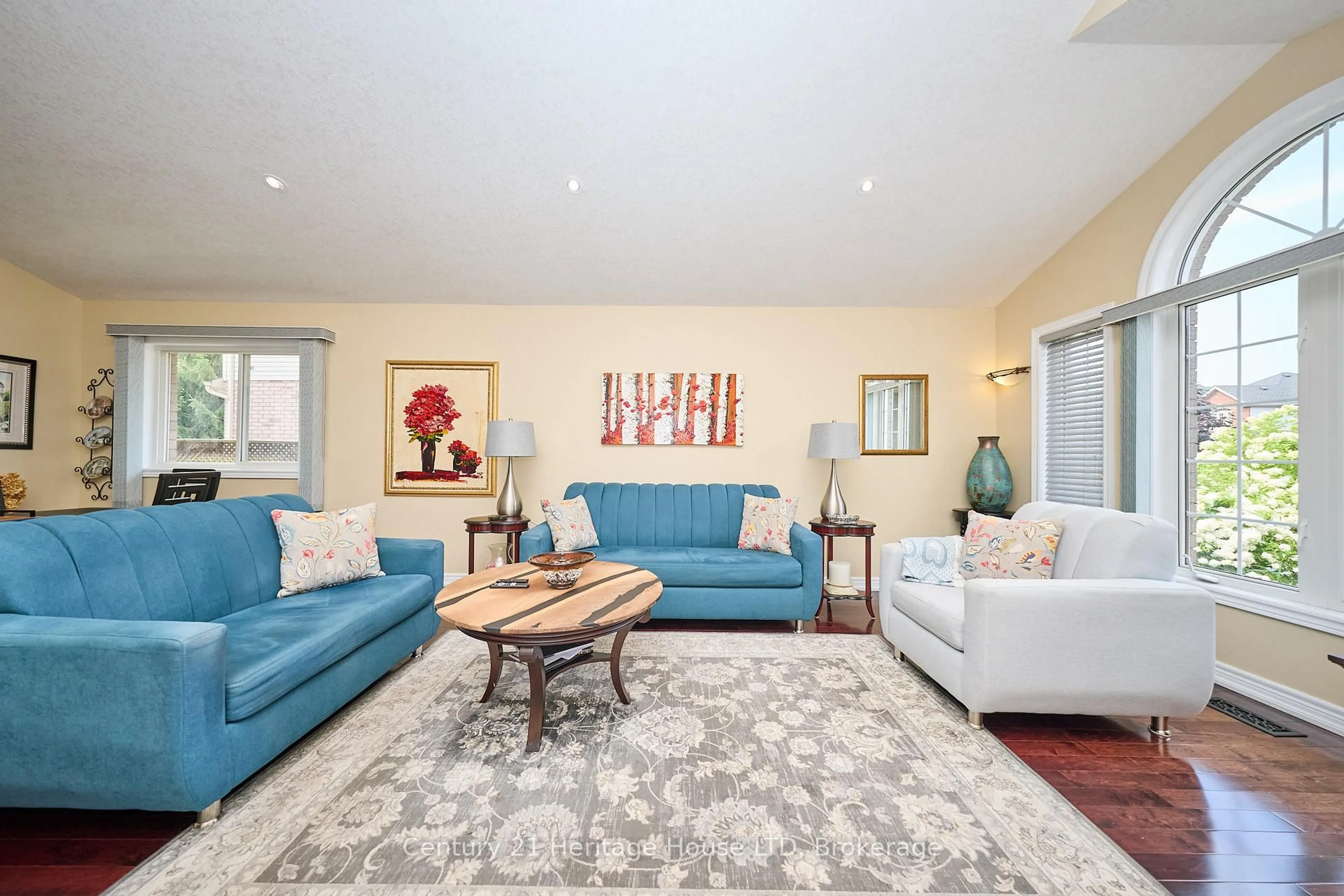 Living room with furniture, unknown for 222 Dorchester Dr, Grimsby Ontario L3M 5K8