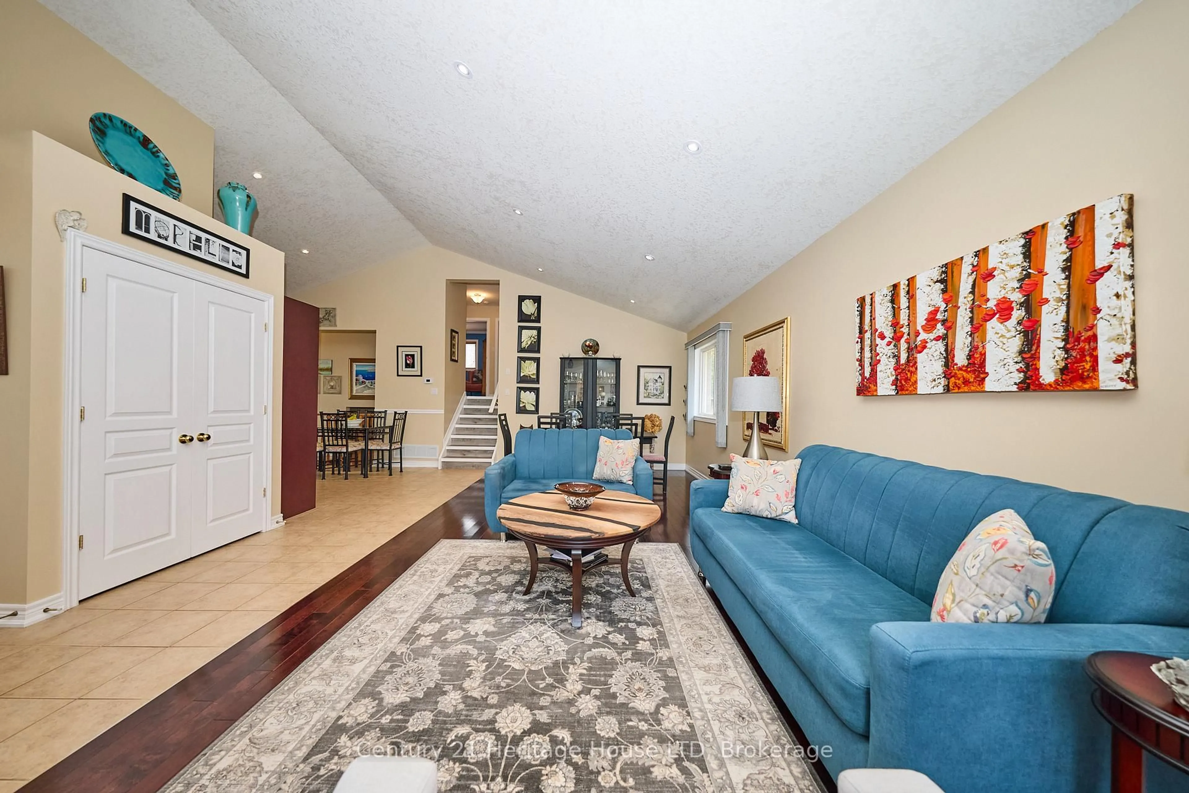 Living room with furniture, unknown for 222 Dorchester Dr, Grimsby Ontario L3M 5K8