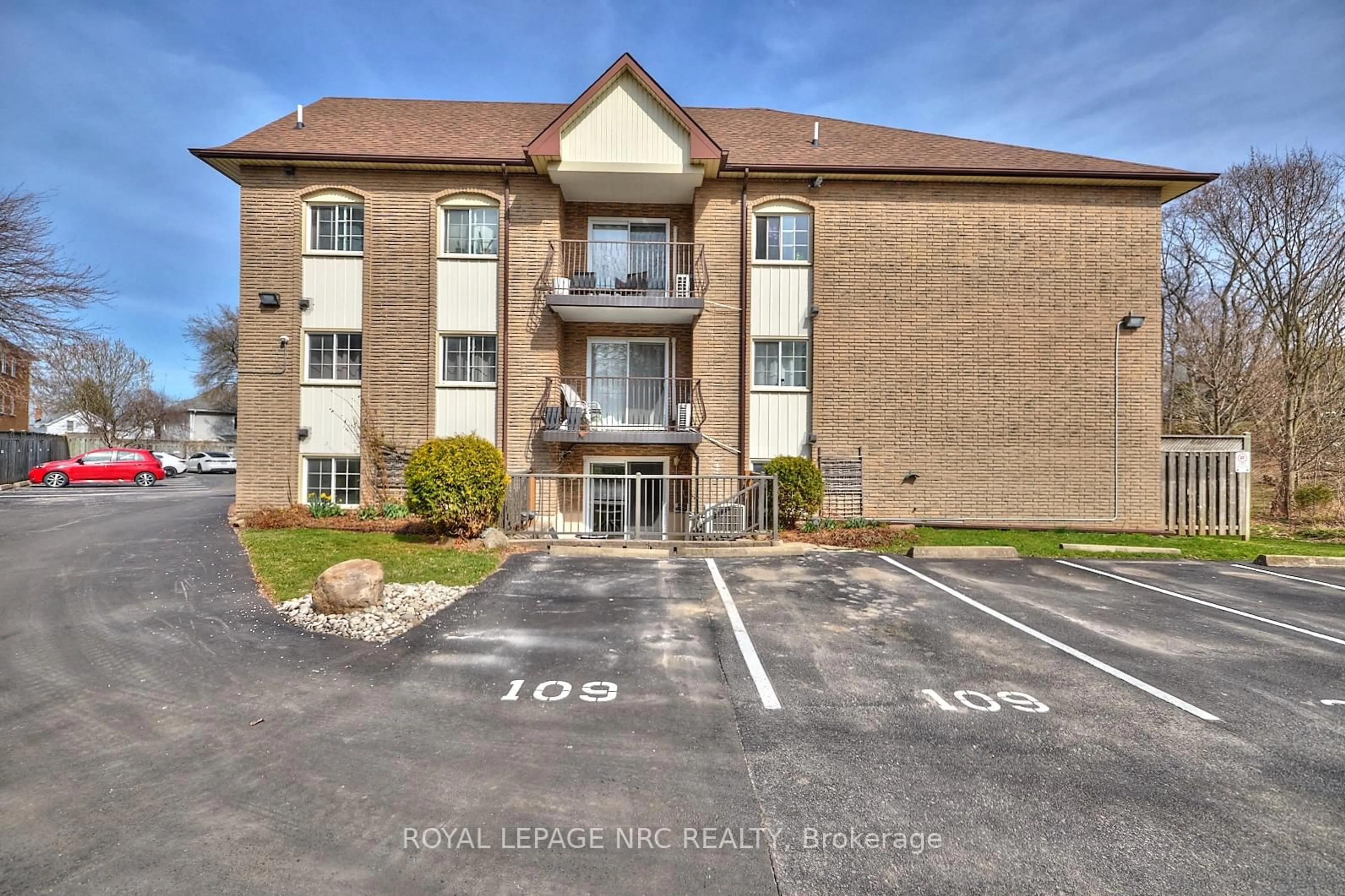 Indoor foyer for 20 John St #109, Grimsby Ontario L3M 1X5