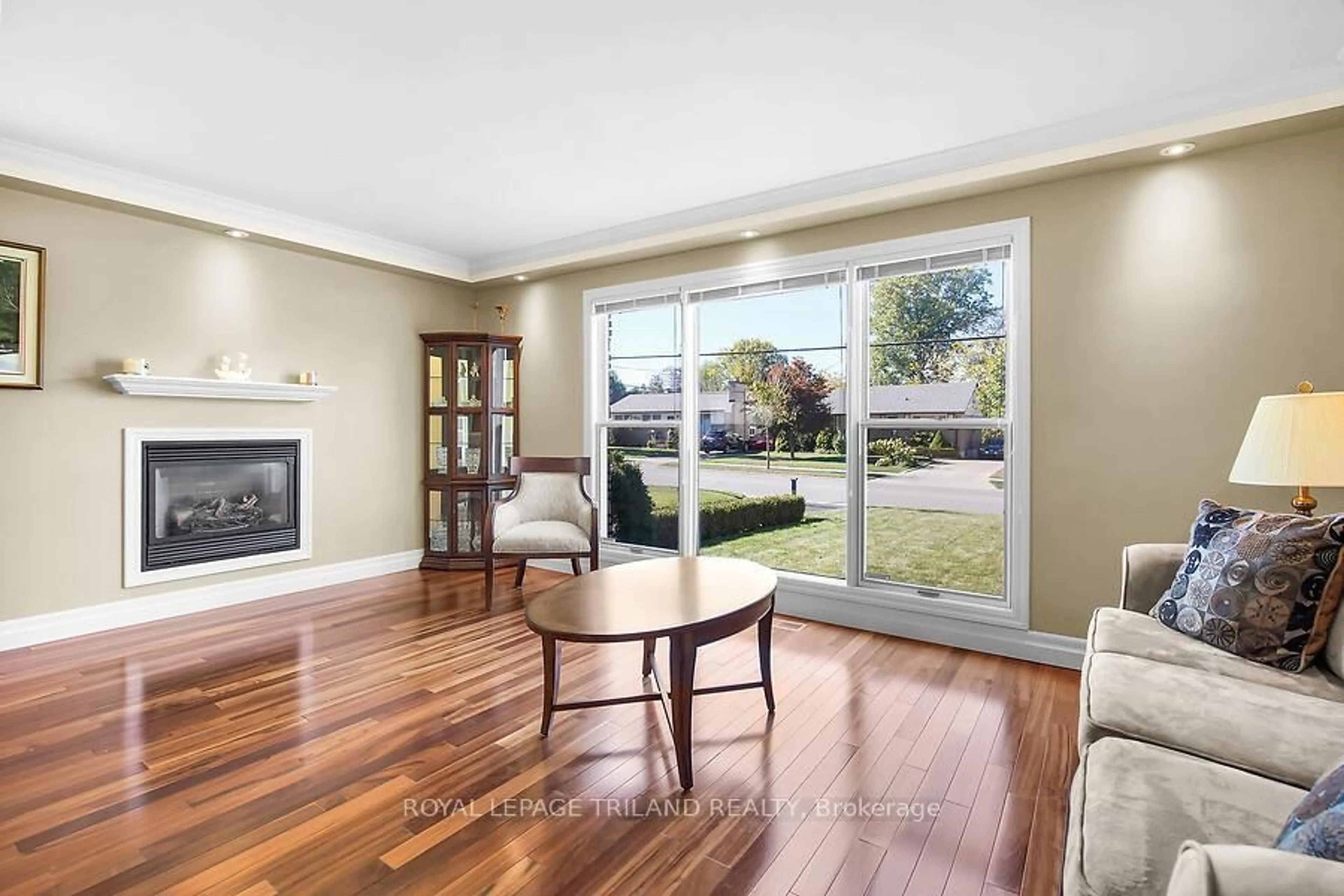 Living room with furniture, wood/laminate floor for 440 Beachwood Ave, London South Ontario N6J 3K1