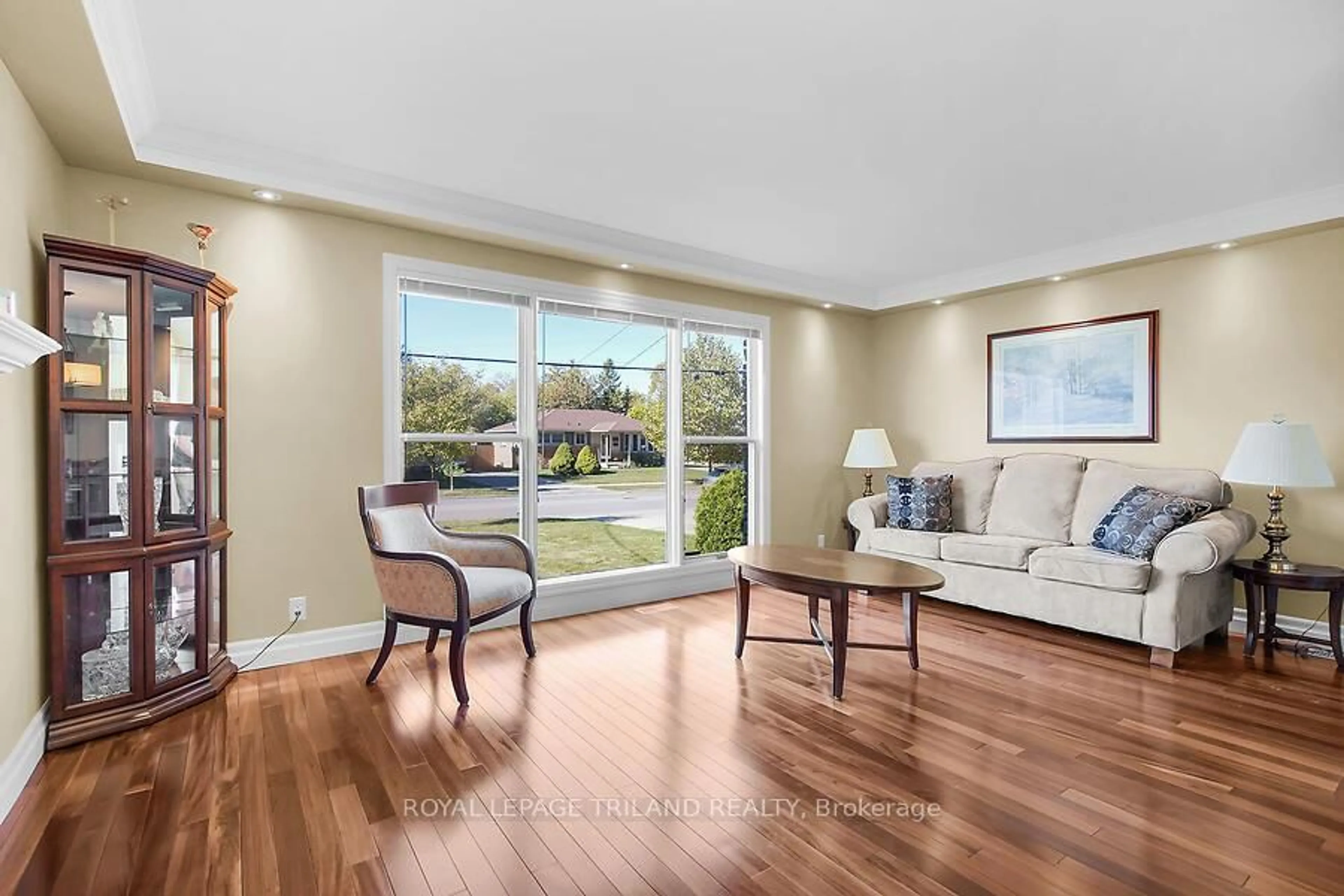 Living room with furniture, wood/laminate floor for 440 Beachwood Ave, London South Ontario N6J 3K1