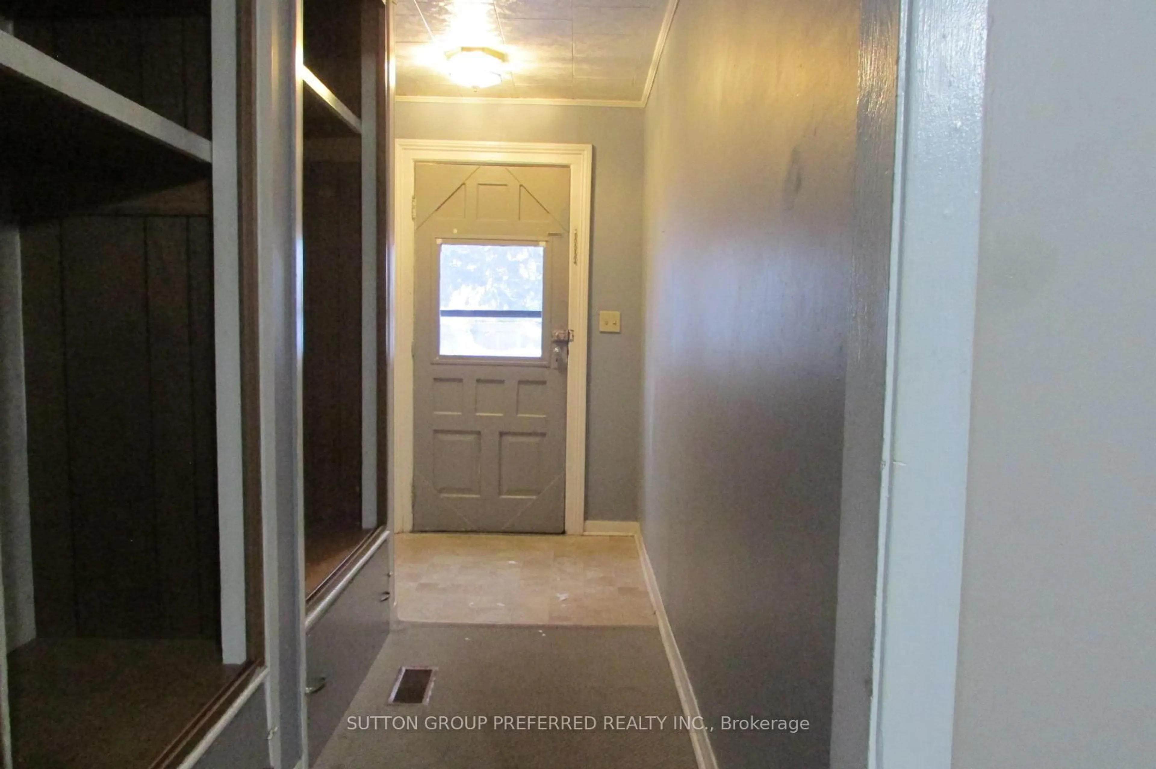Indoor entryway for 77-79 ENGLISH St, Strathroy-Caradoc Ontario N7G 1L5