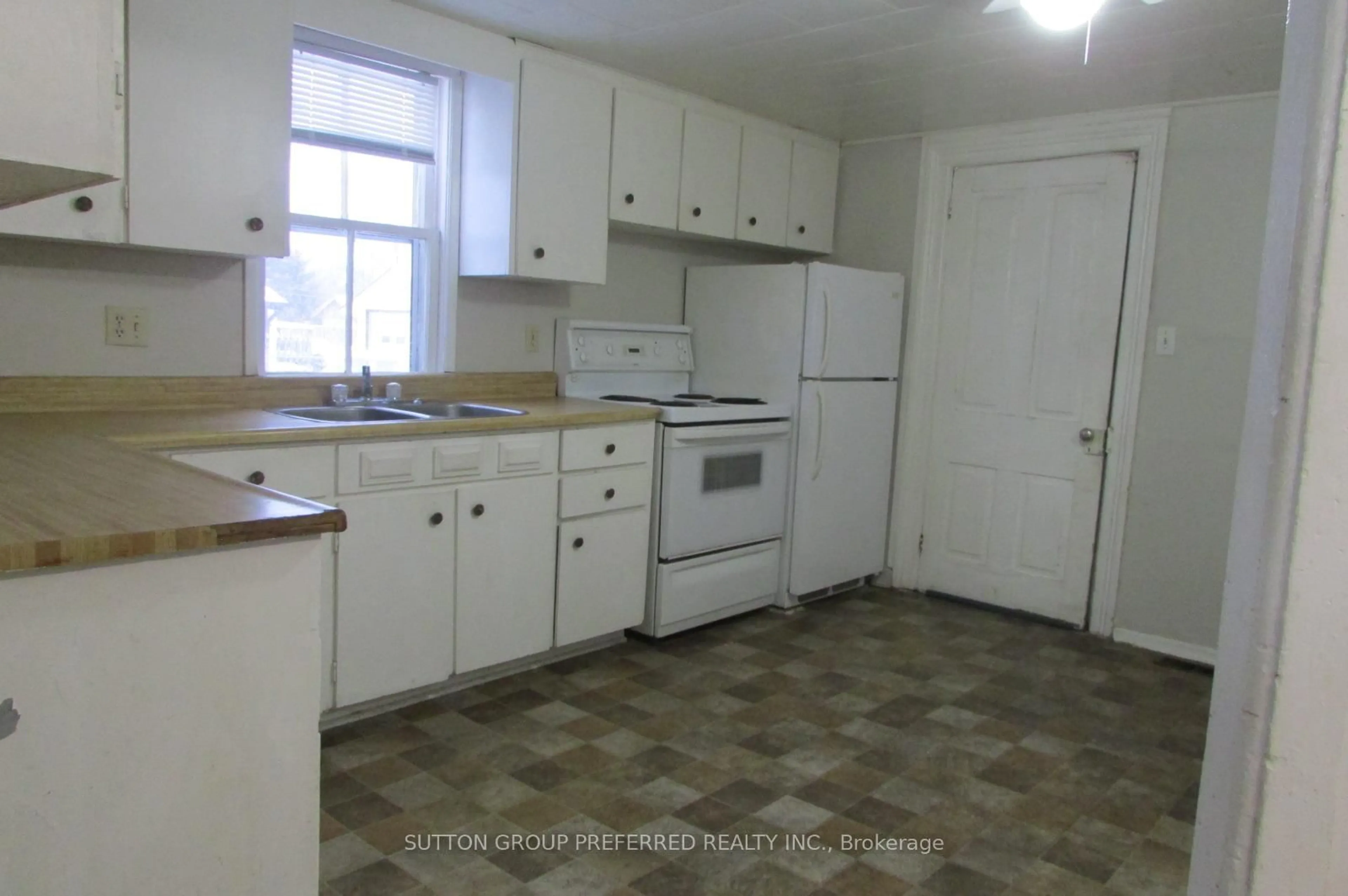 Standard kitchen, unknown for 77-79 ENGLISH St, Strathroy-Caradoc Ontario N7G 1L5