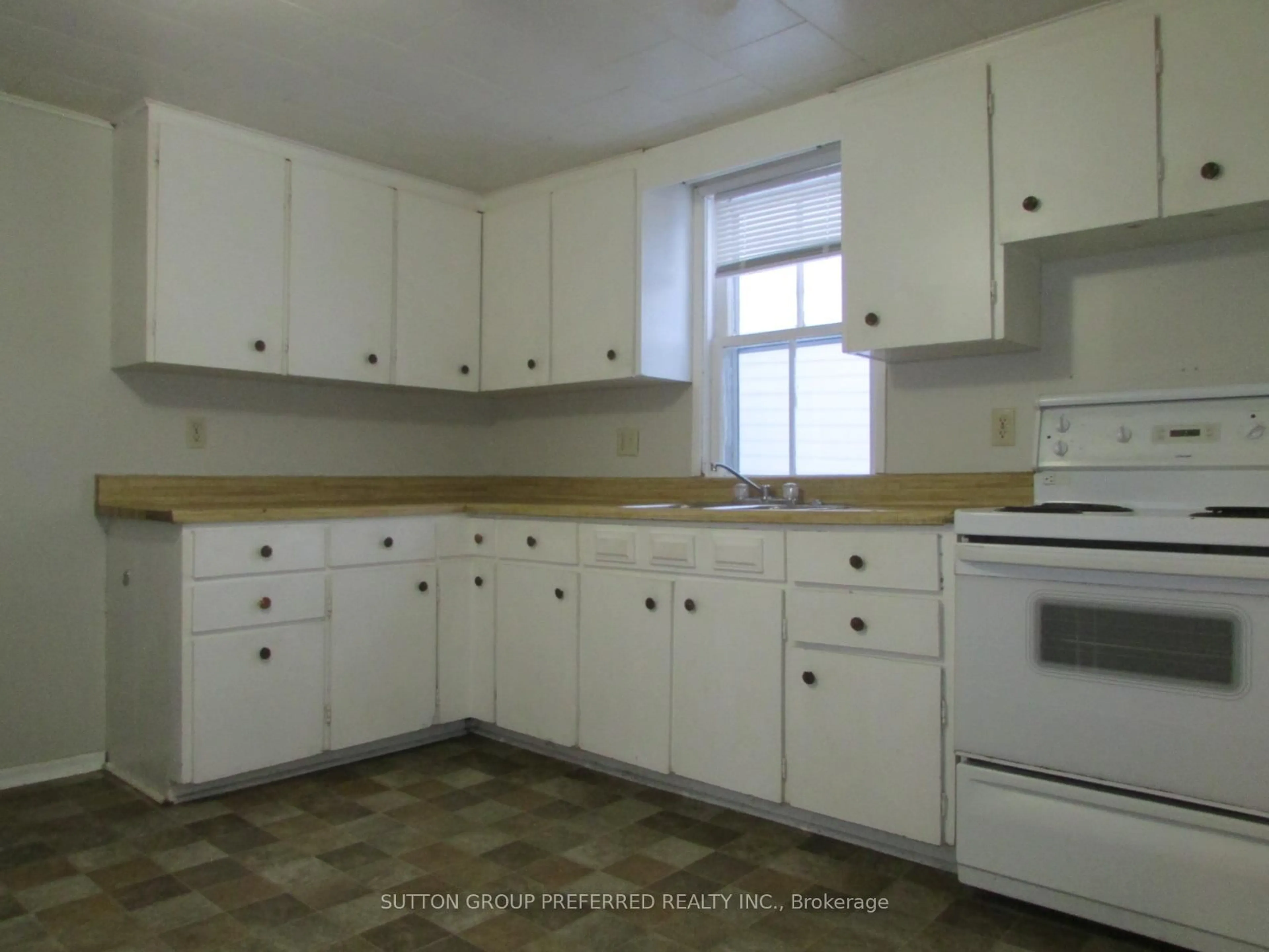 Standard kitchen, unknown for 77-79 ENGLISH St, Strathroy-Caradoc Ontario N7G 1L5
