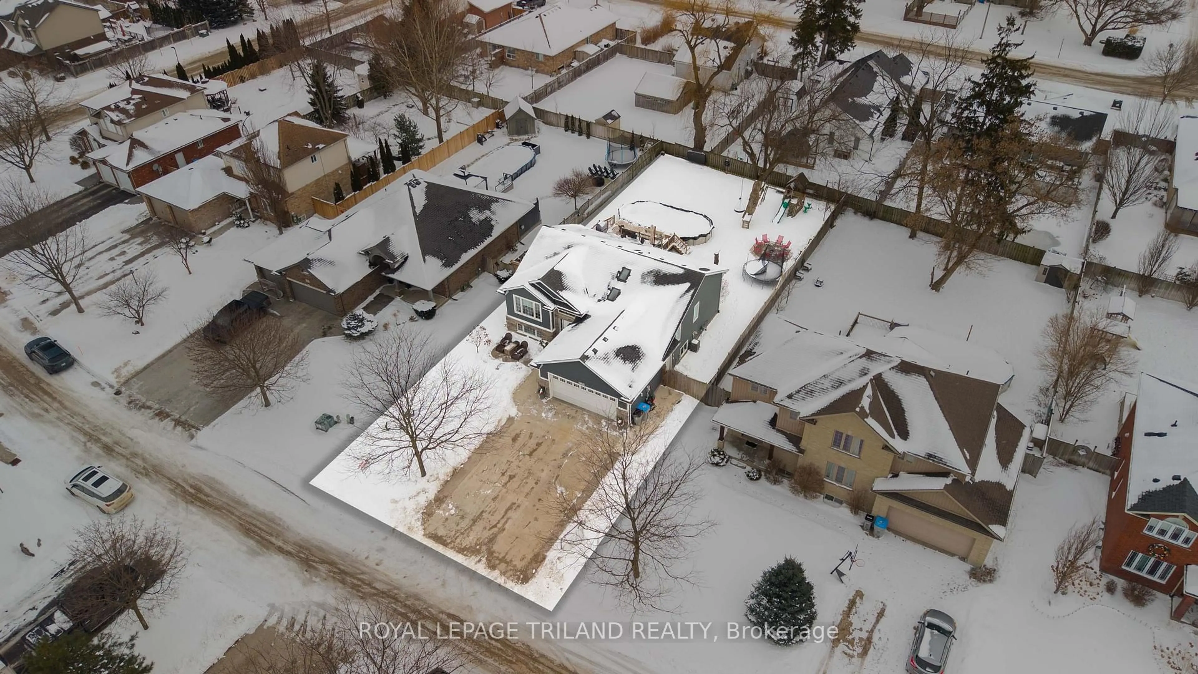 A pic from outside/outdoor area/front of a property/back of a property/a pic from drone, street for 42 Fieldstone Cres, Middlesex Centre Ontario N0L 1R0