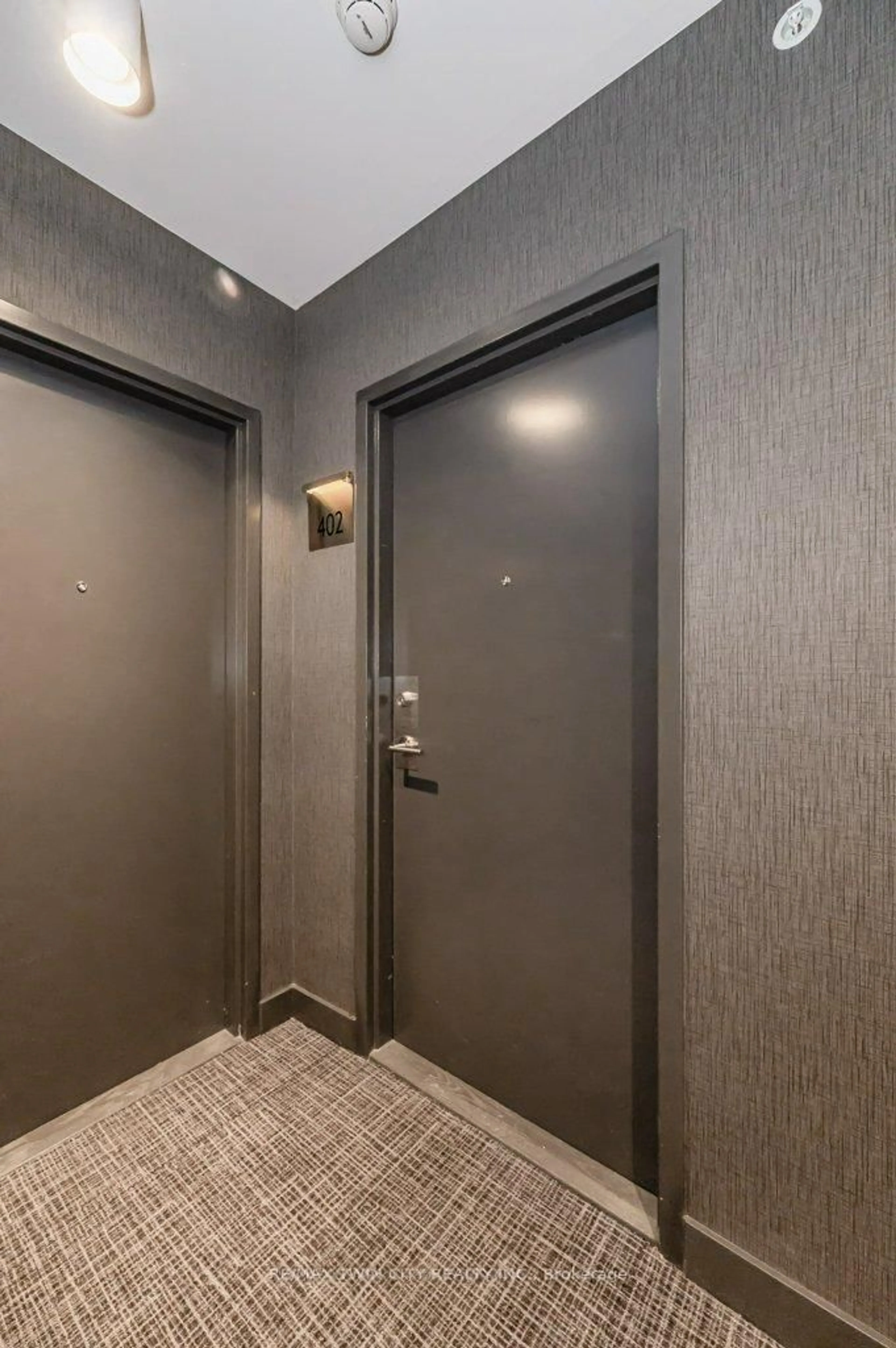 Indoor foyer for 85 DUKE St #402, Kitchener Ontario N2G 1A6