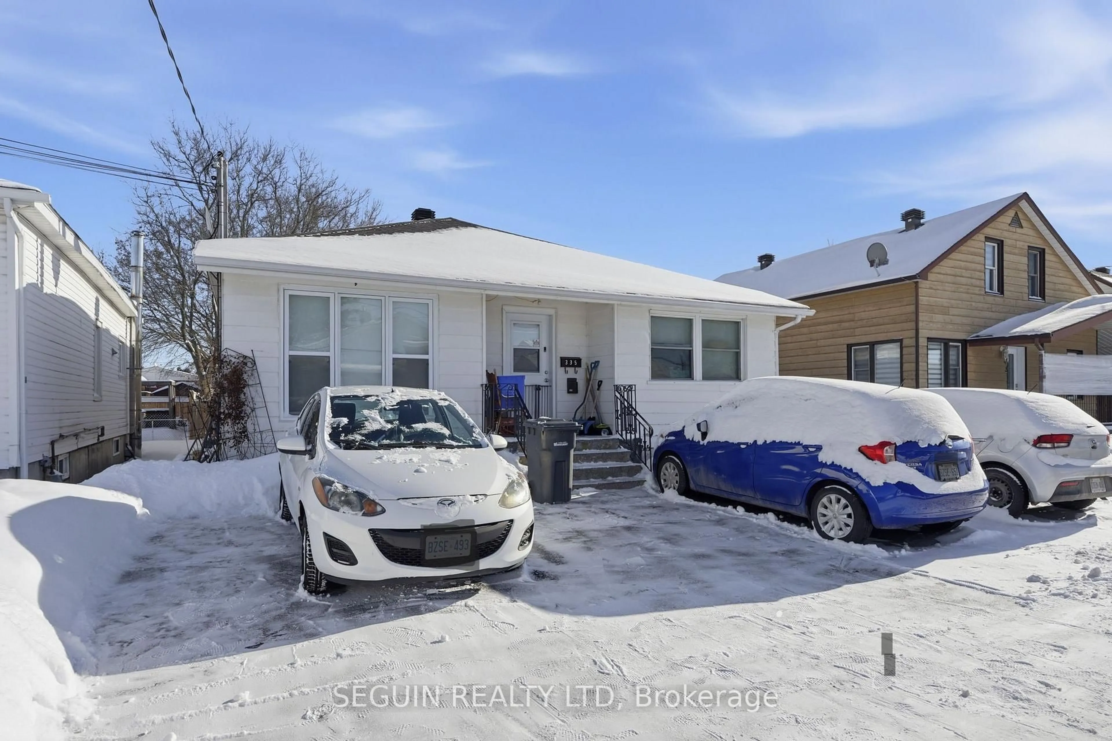 A pic from outside/outdoor area/front of a property/back of a property/a pic from drone, street for 333-335 Cameron St, Hawkesbury Ontario K6A 2B3